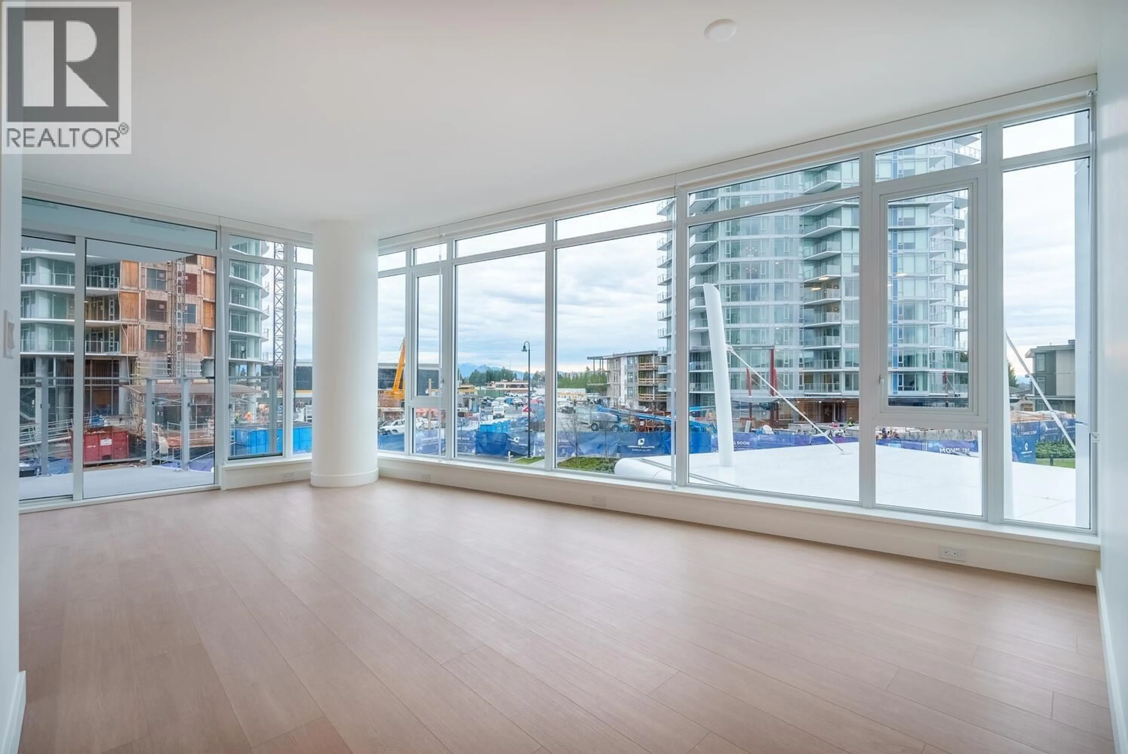 Indoor foyer for 204 - 7683 PARK CRESCENT, Burnaby British Columbia V3N0J4