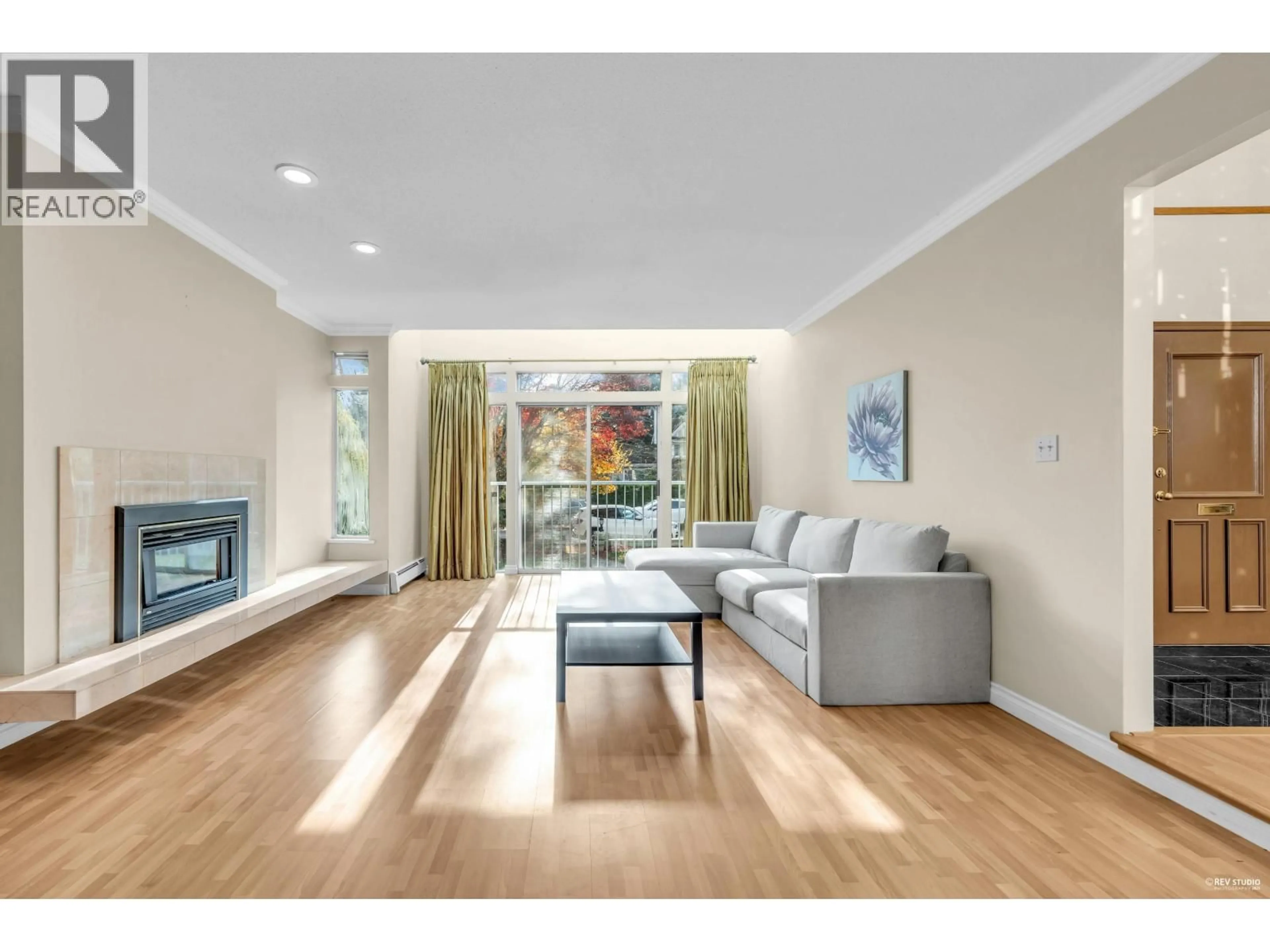 Living room with furniture, wood/laminate floor for 3979 33RD AVENUE, Vancouver British Columbia V6N2H7