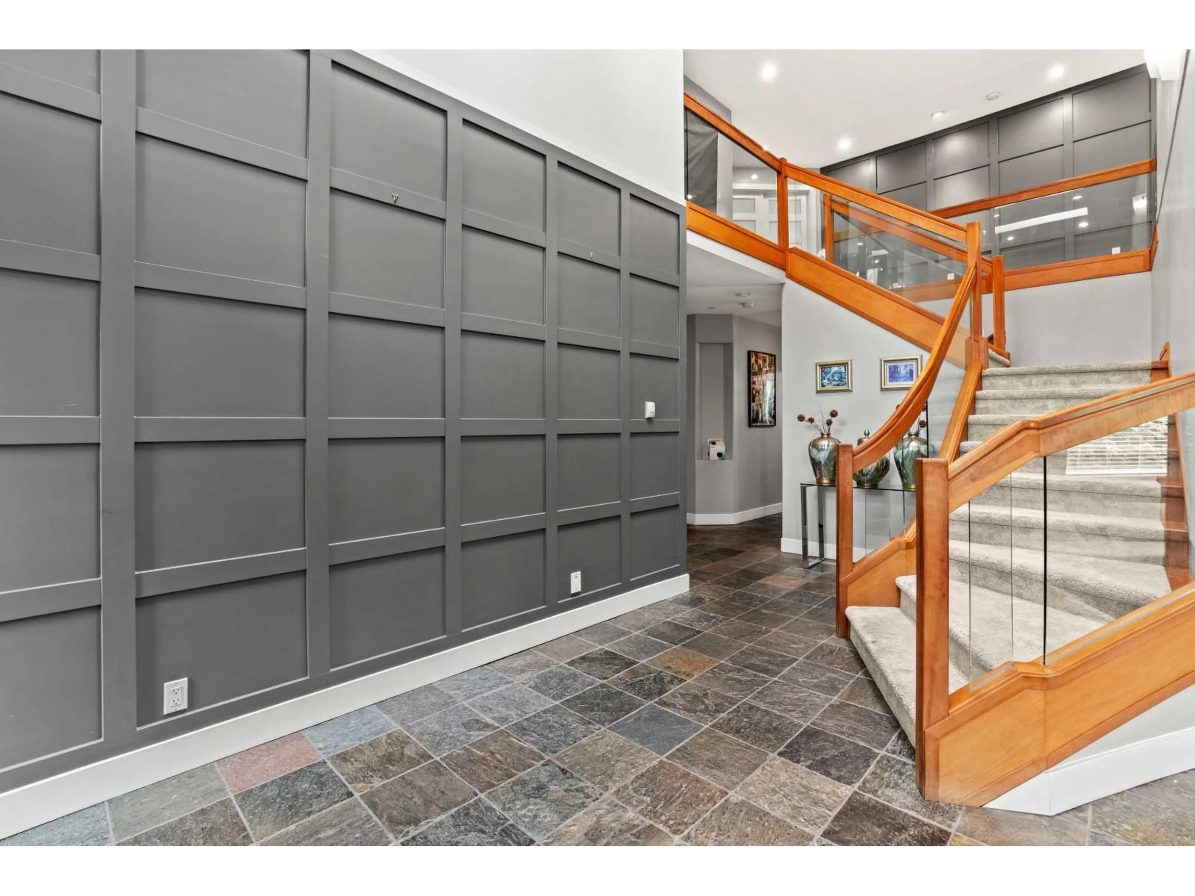 Indoor foyer for 10033 181, Surrey British Columbia V4N5B5
