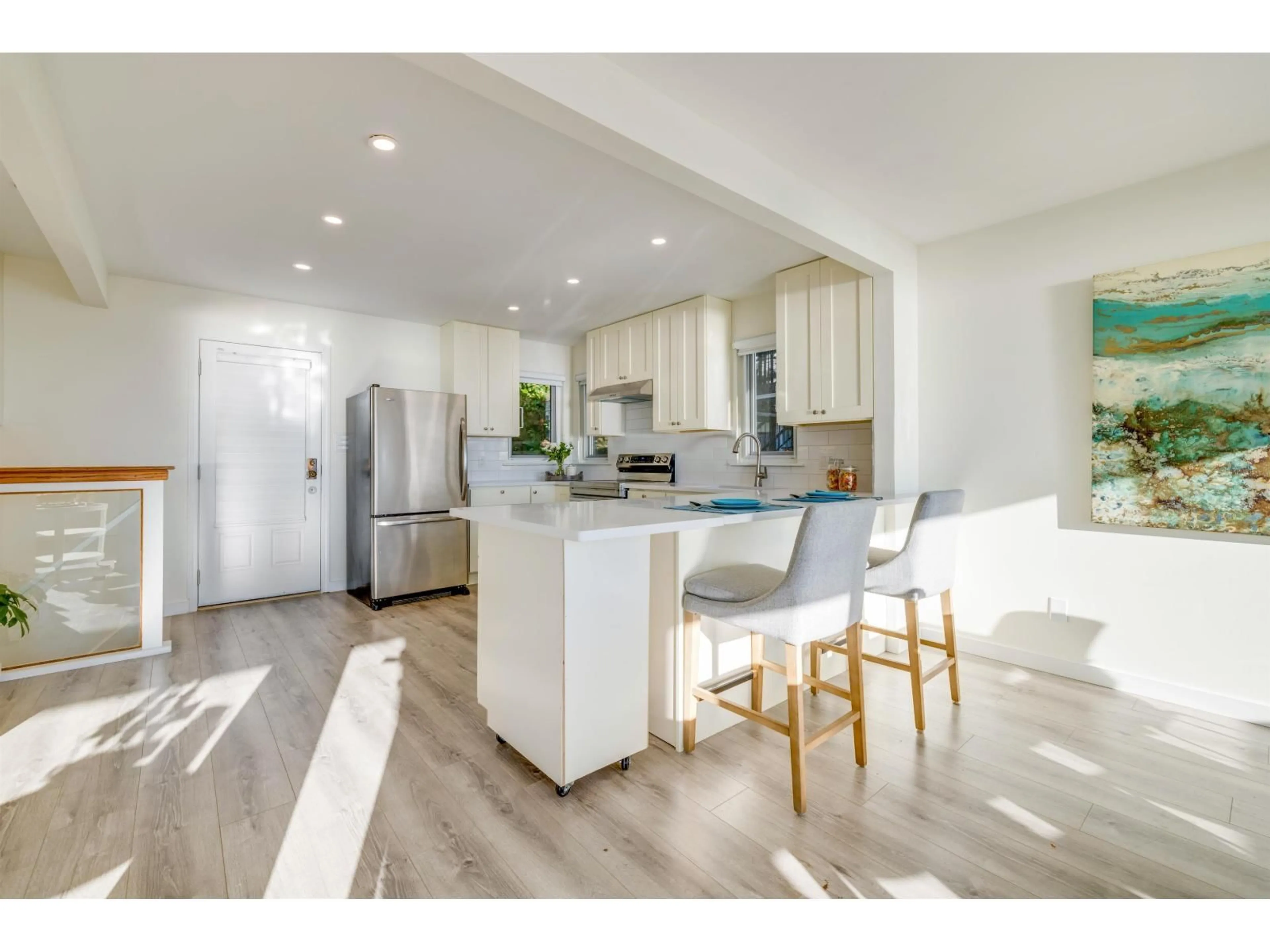 Open concept kitchen, unknown for 15152 VICTORIA, White Rock British Columbia V4B1G3