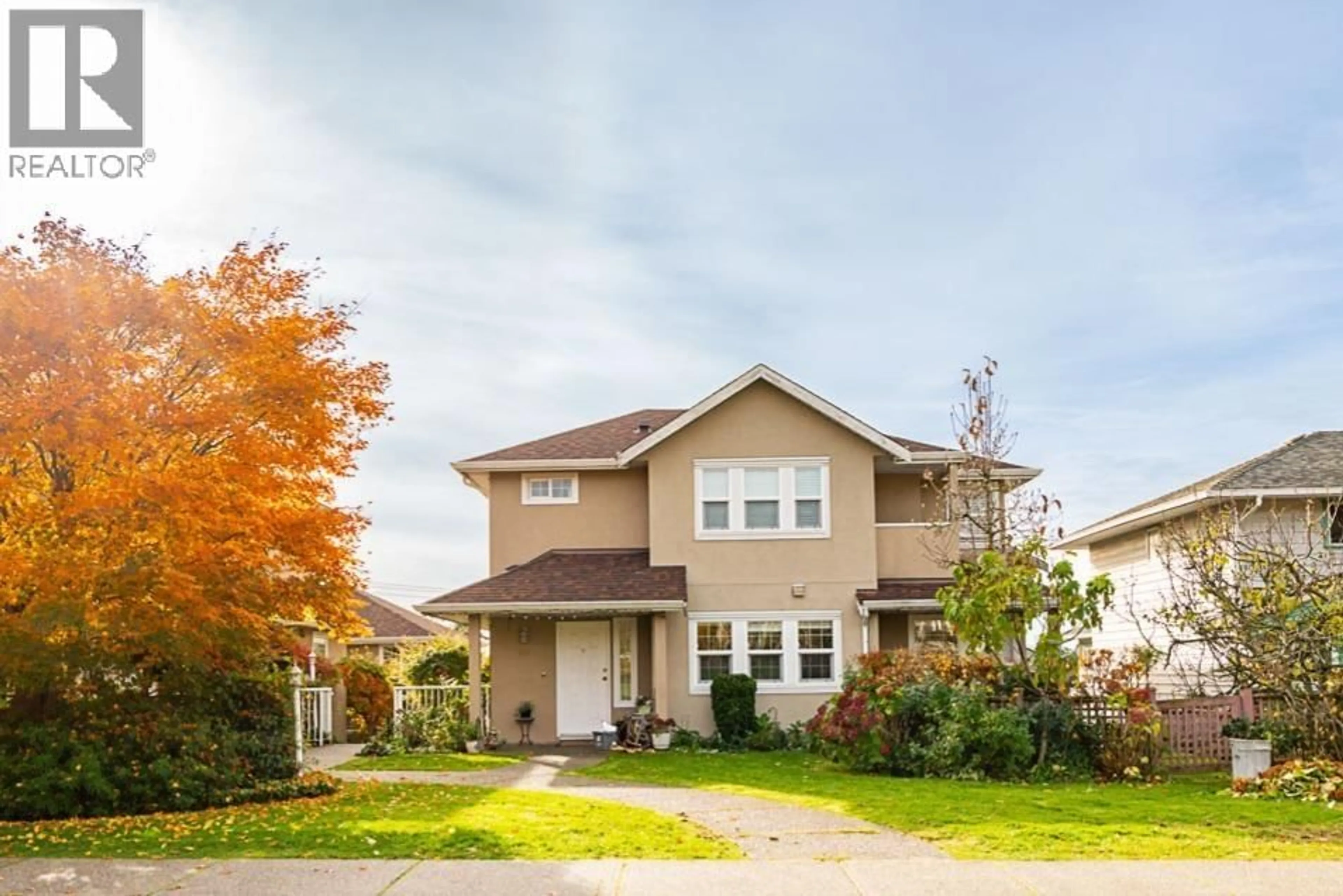 Home with vinyl exterior material, street for 323 KEITH ROAD, North Vancouver British Columbia V7L1V6