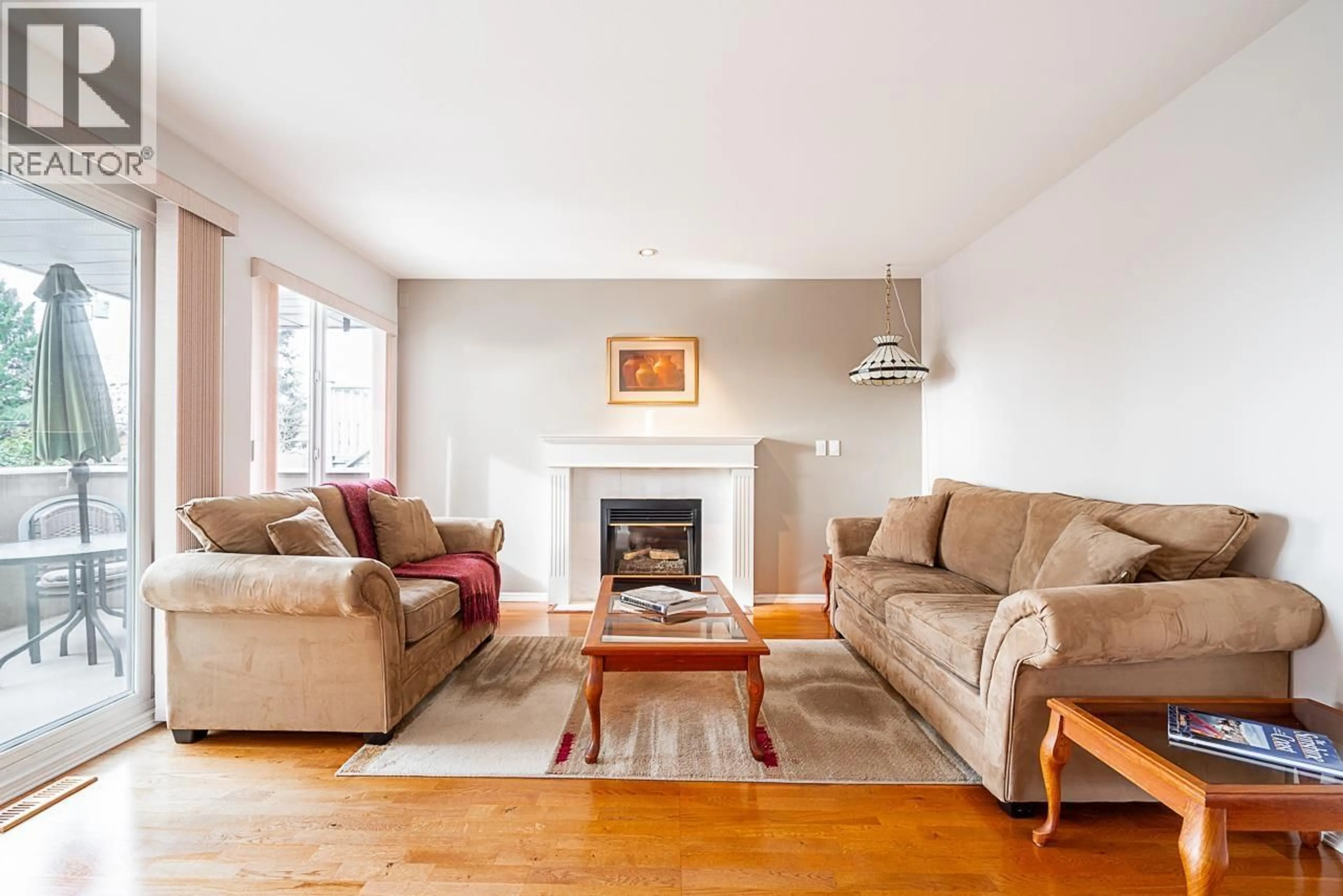 Living room with furniture, wood/laminate floor for 323 KEITH ROAD, North Vancouver British Columbia V7L1V6