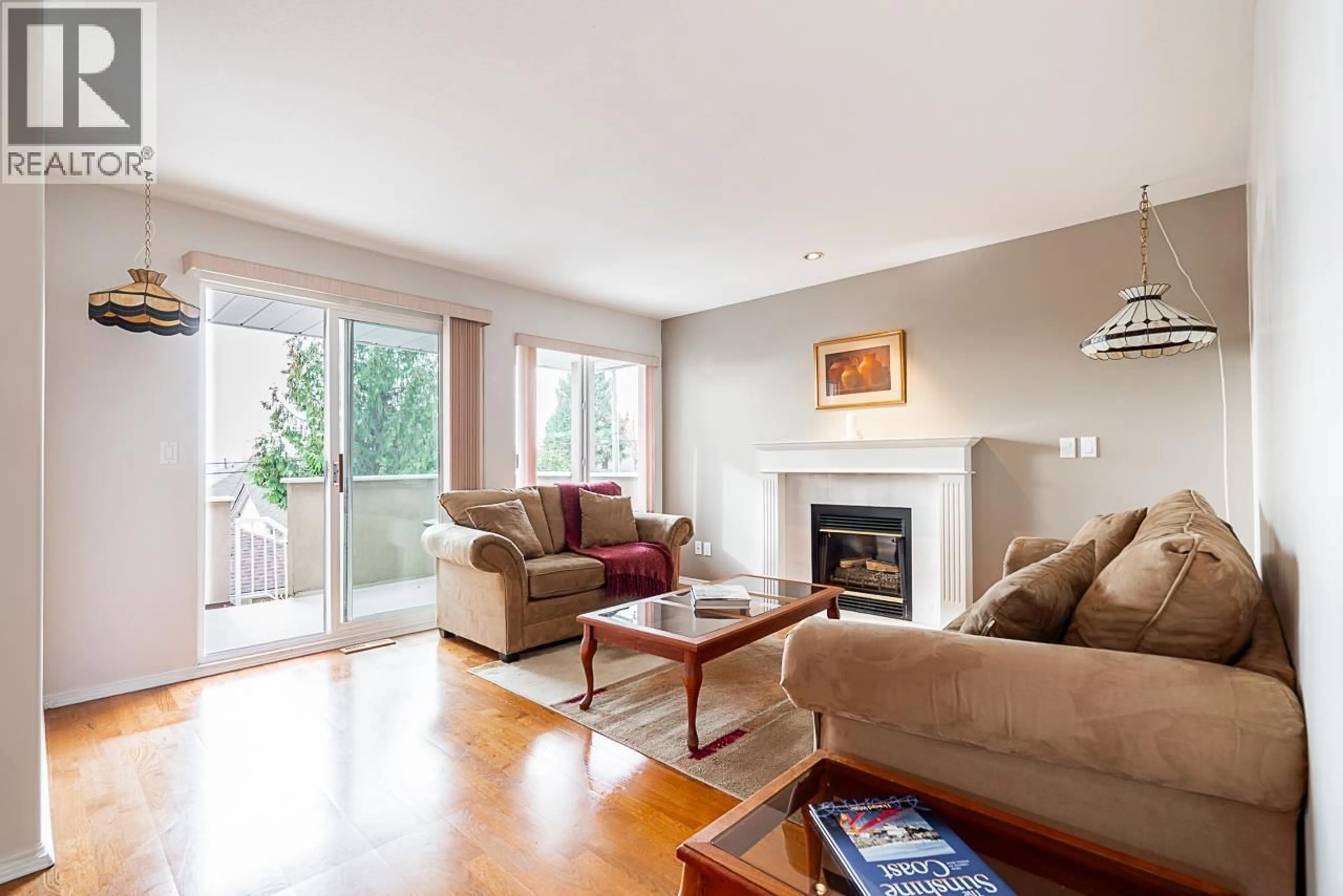 Living room with furniture, wood/laminate floor for 323 KEITH ROAD, North Vancouver British Columbia V7L1V6