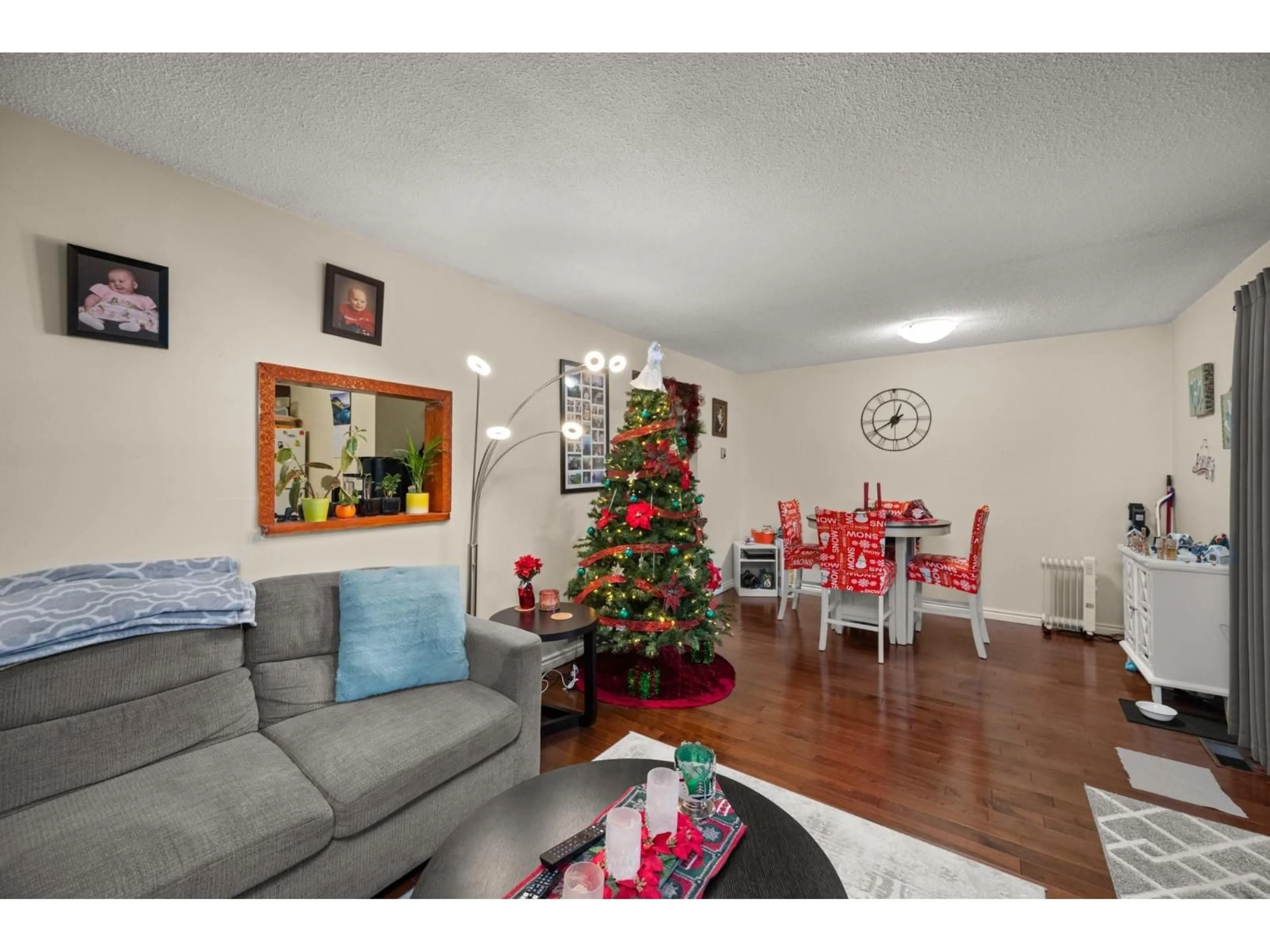 Living room with furniture, wood/laminate floor for 54 - 10836 152 STREET, Surrey British Columbia V3S4W2