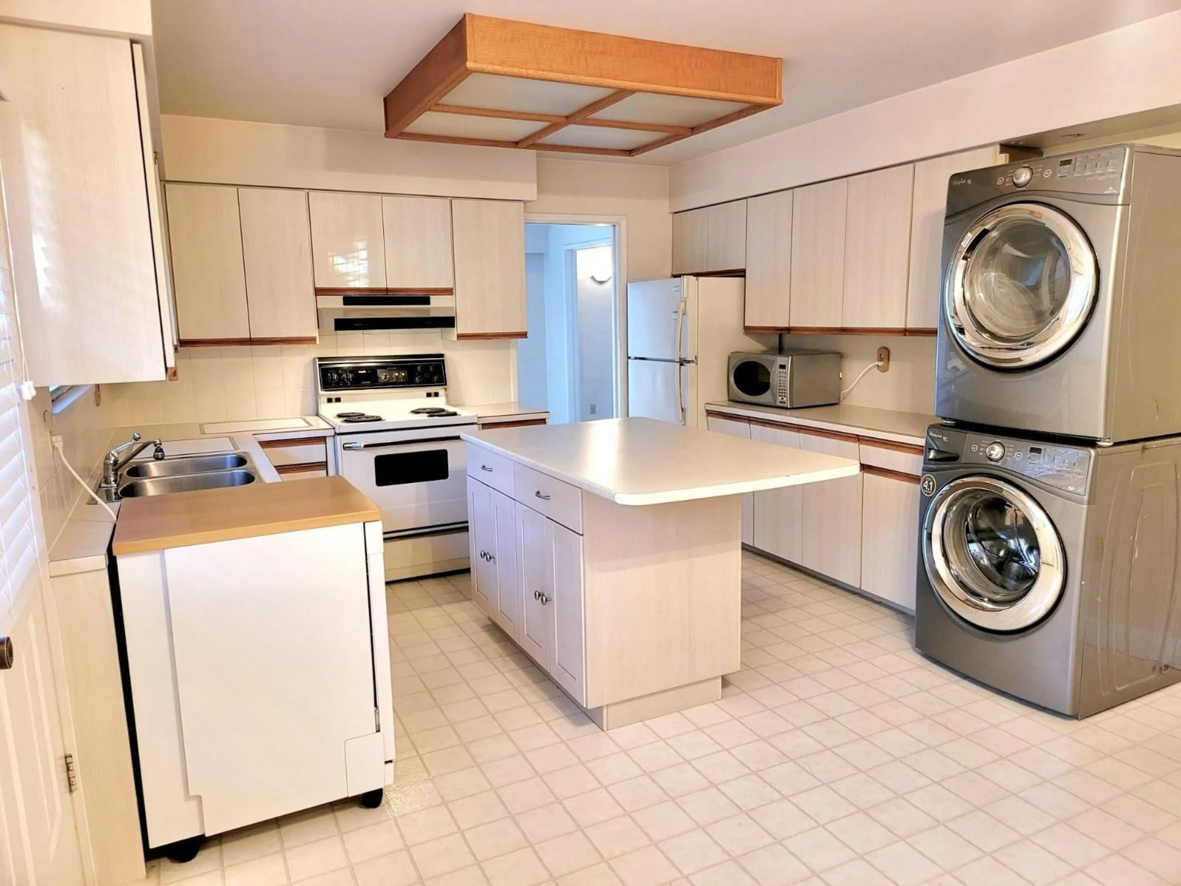 Kitchen with laundary machines, unknown for 7328 YORK, Delta British Columbia V4C4L5