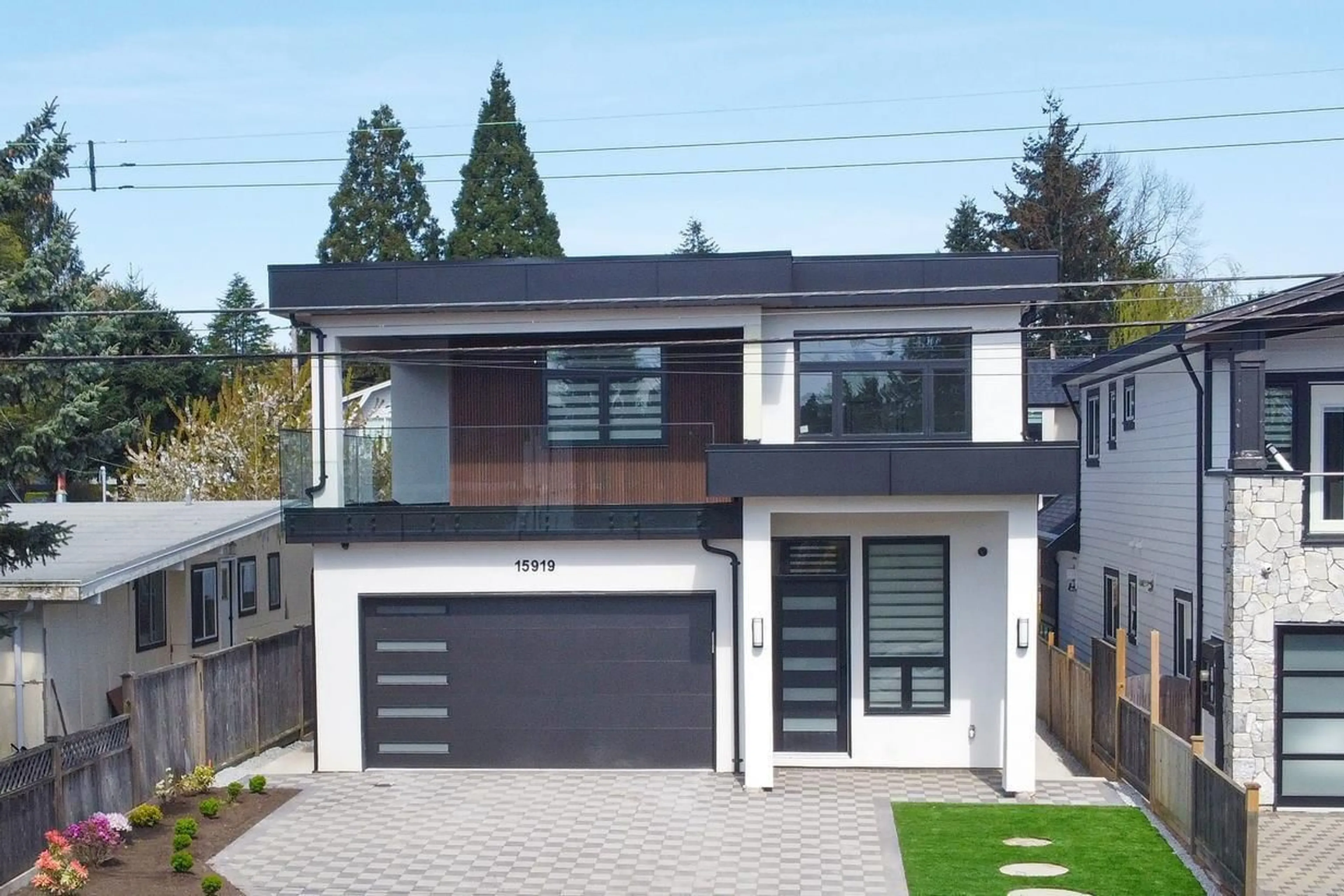 Home with vinyl exterior material, street for 15919 RUSSELL, White Rock British Columbia V4B2S6