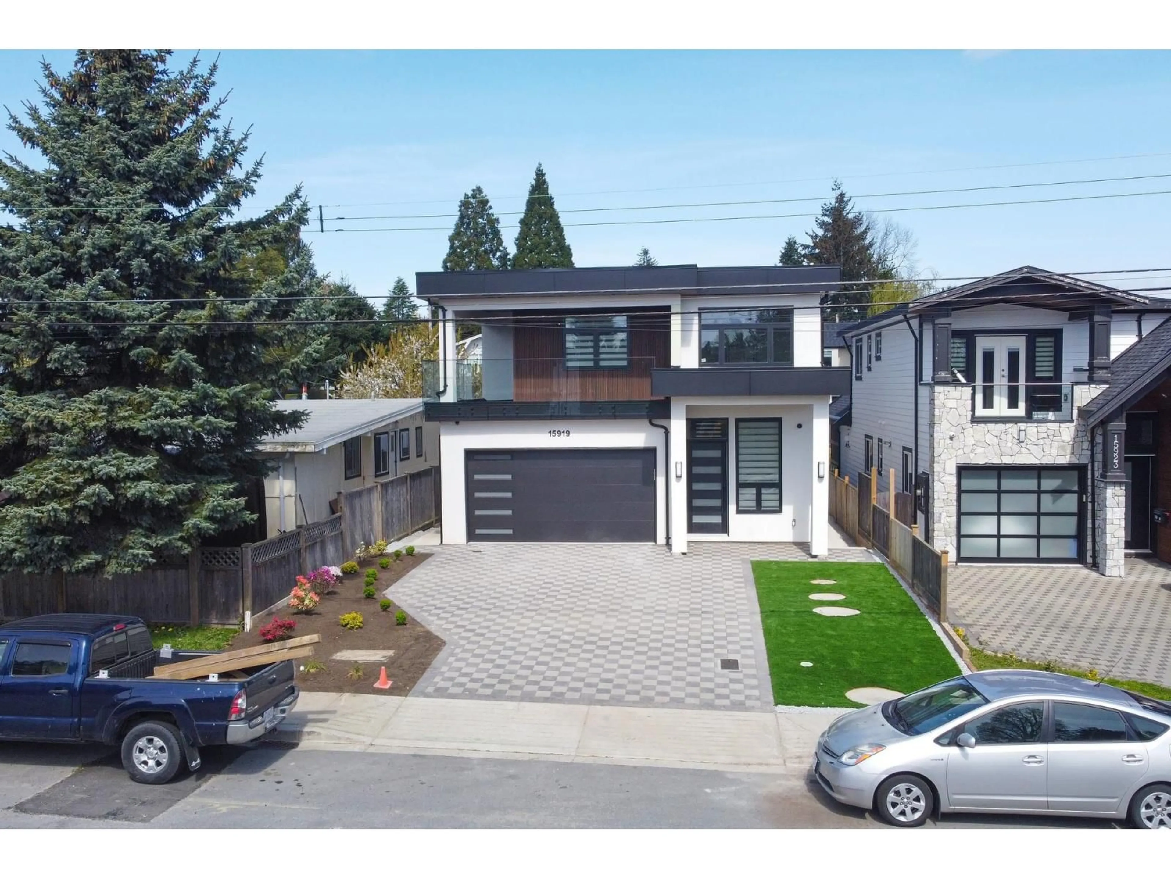 A pic from outside/outdoor area/front of a property/back of a property/a pic from drone, street for 15919 RUSSELL, White Rock British Columbia V4B2S6