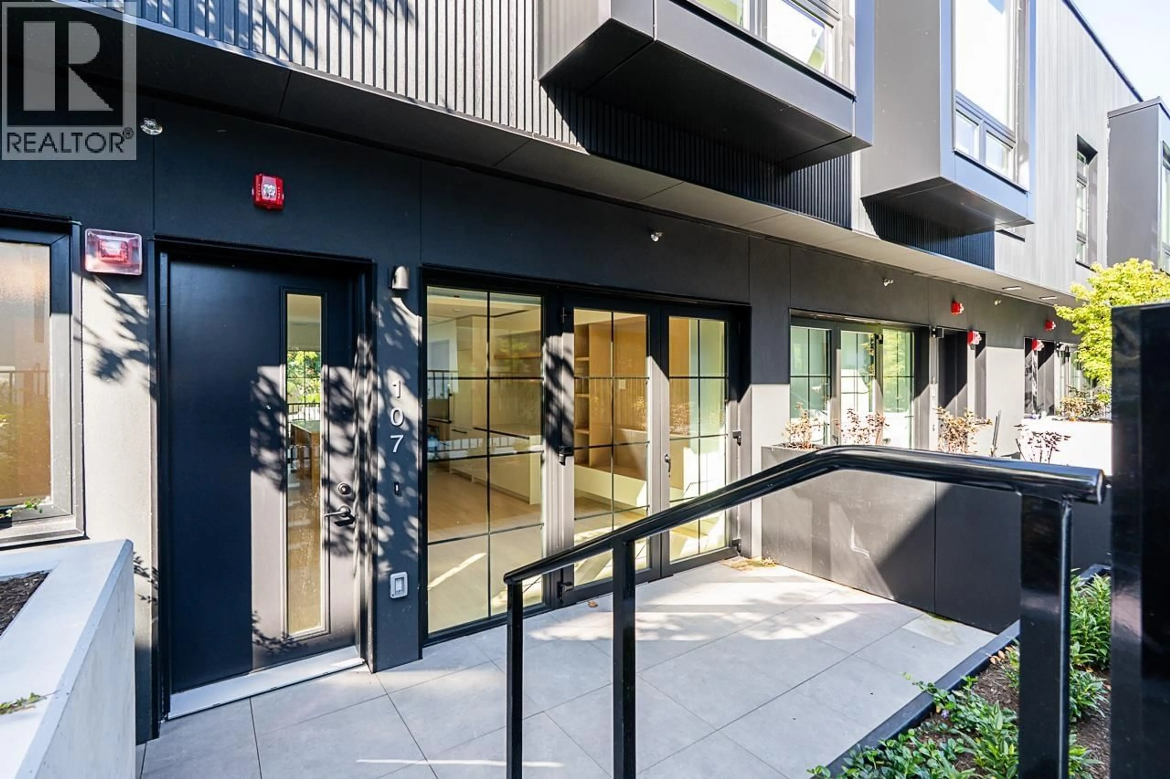 Indoor foyer for 107 - 551 28TH AVENUE, Vancouver British Columbia V5Z2H2