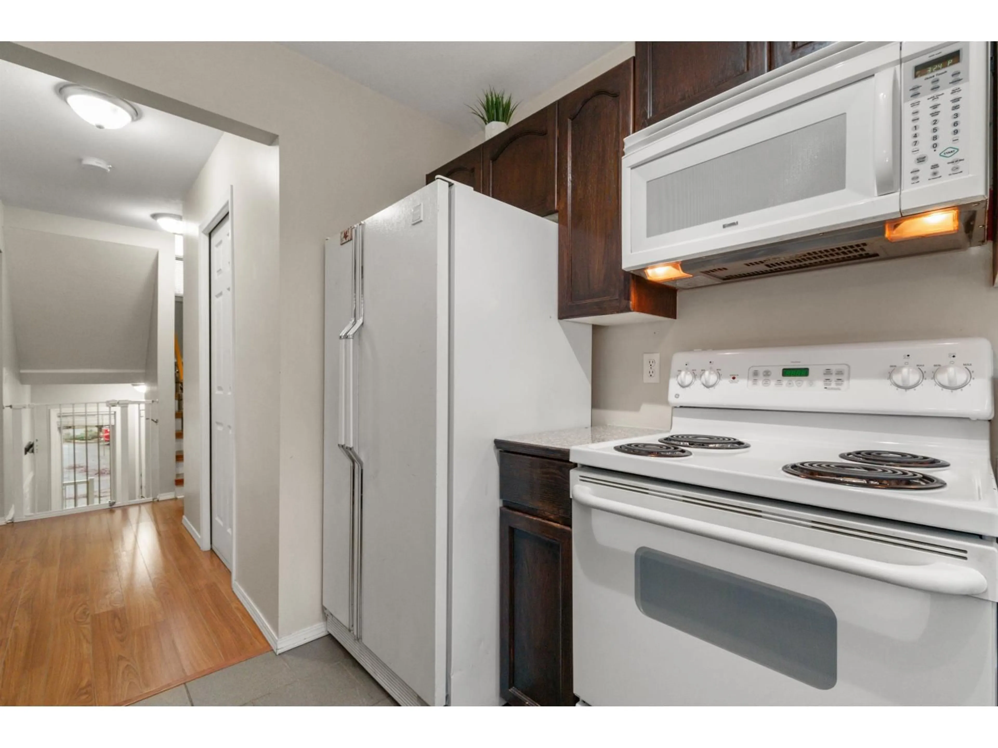 Standard kitchen, unknown for 4 - 46375 CESSNA DRIVE, Chilliwack British Columbia V2P1A7