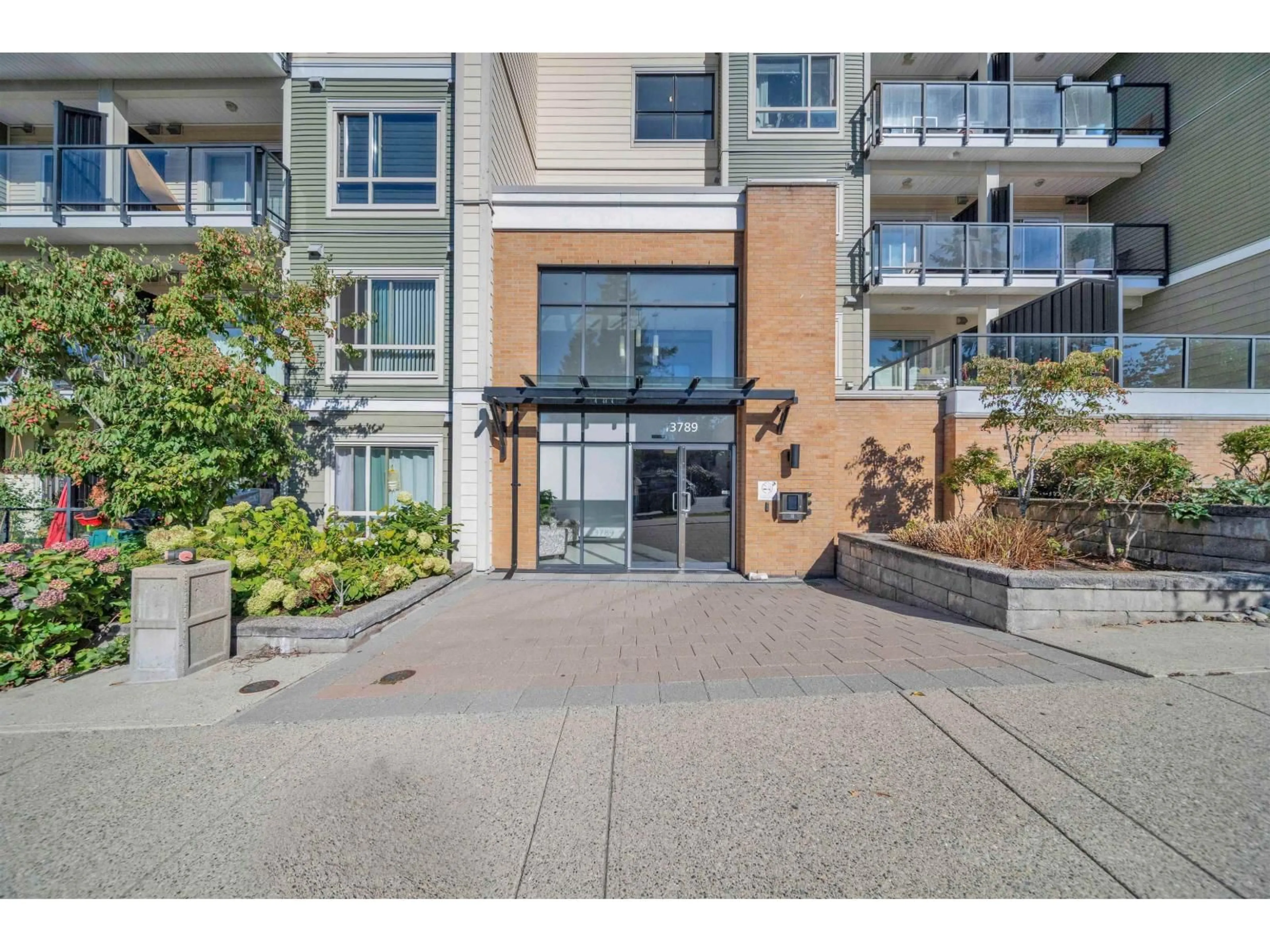 Indoor foyer for 309 - 13789 107A AVENUE, Surrey British Columbia V3T0B8