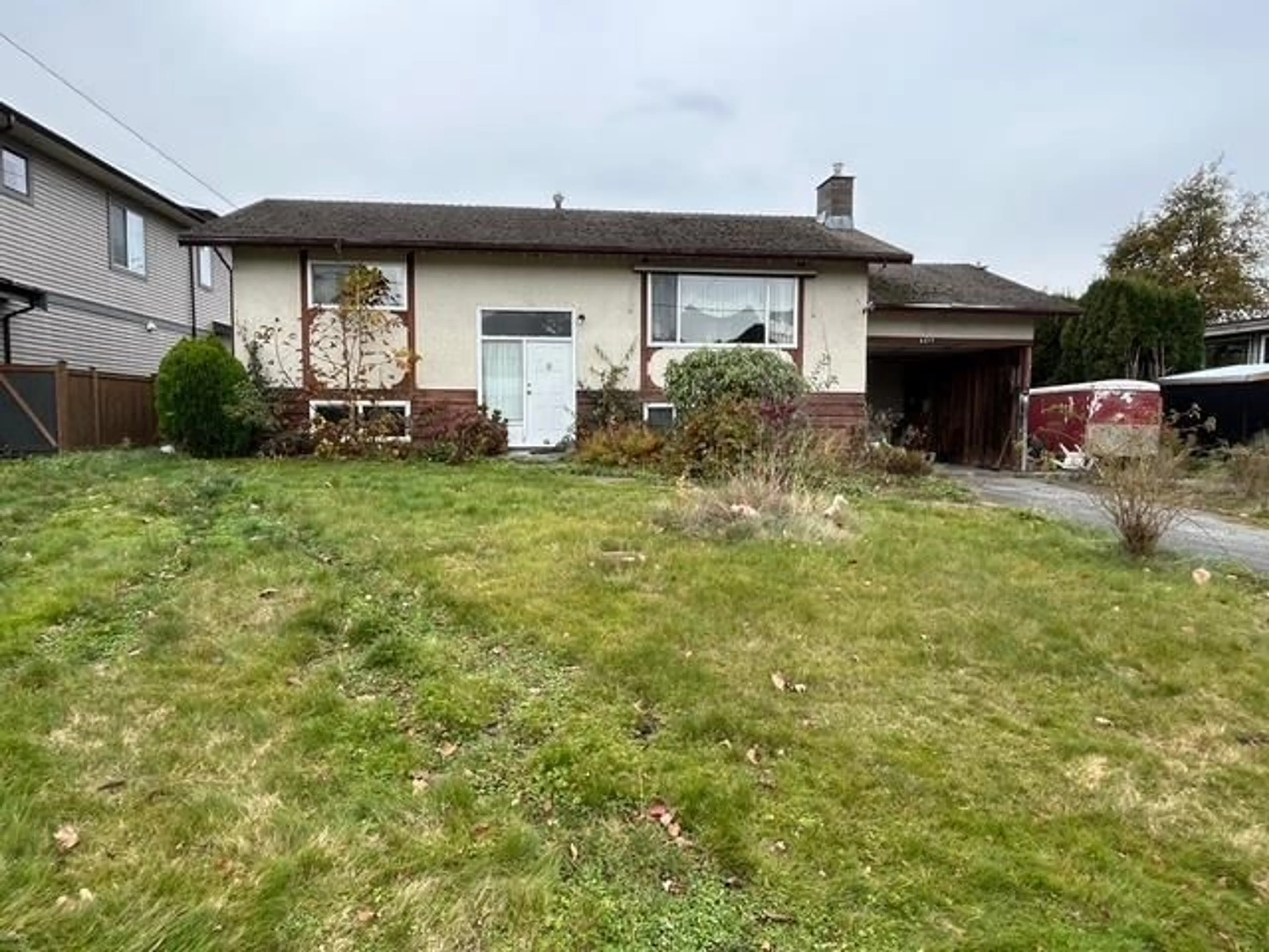 A pic from outside/outdoor area/front of a property/back of a property/a pic from drone, street for 6577 FERN STREET, Chilliwack British Columbia V2R2Z7