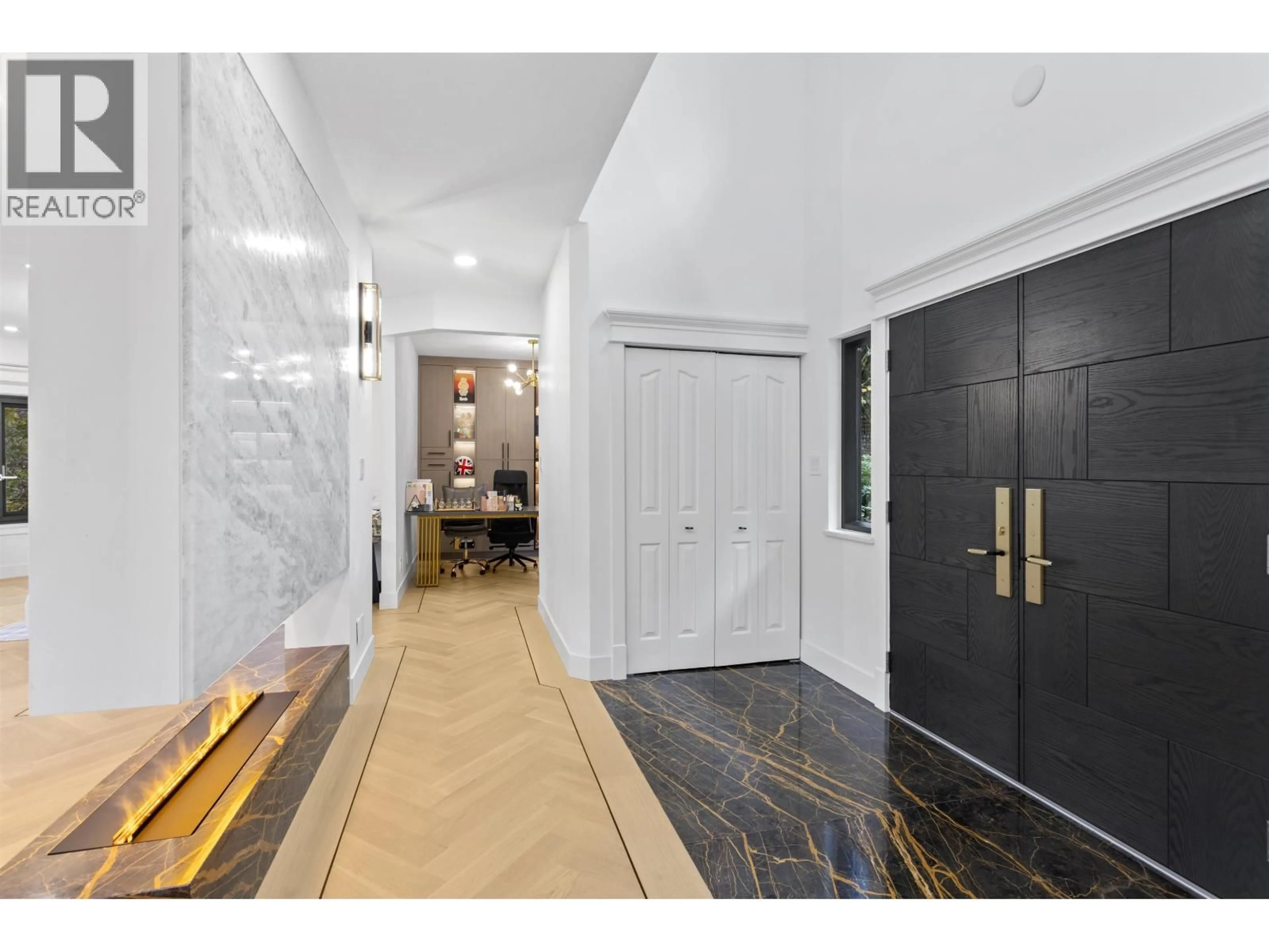 Indoor foyer for 5485 KEITH ROAD, West Vancouver British Columbia V7W3E1