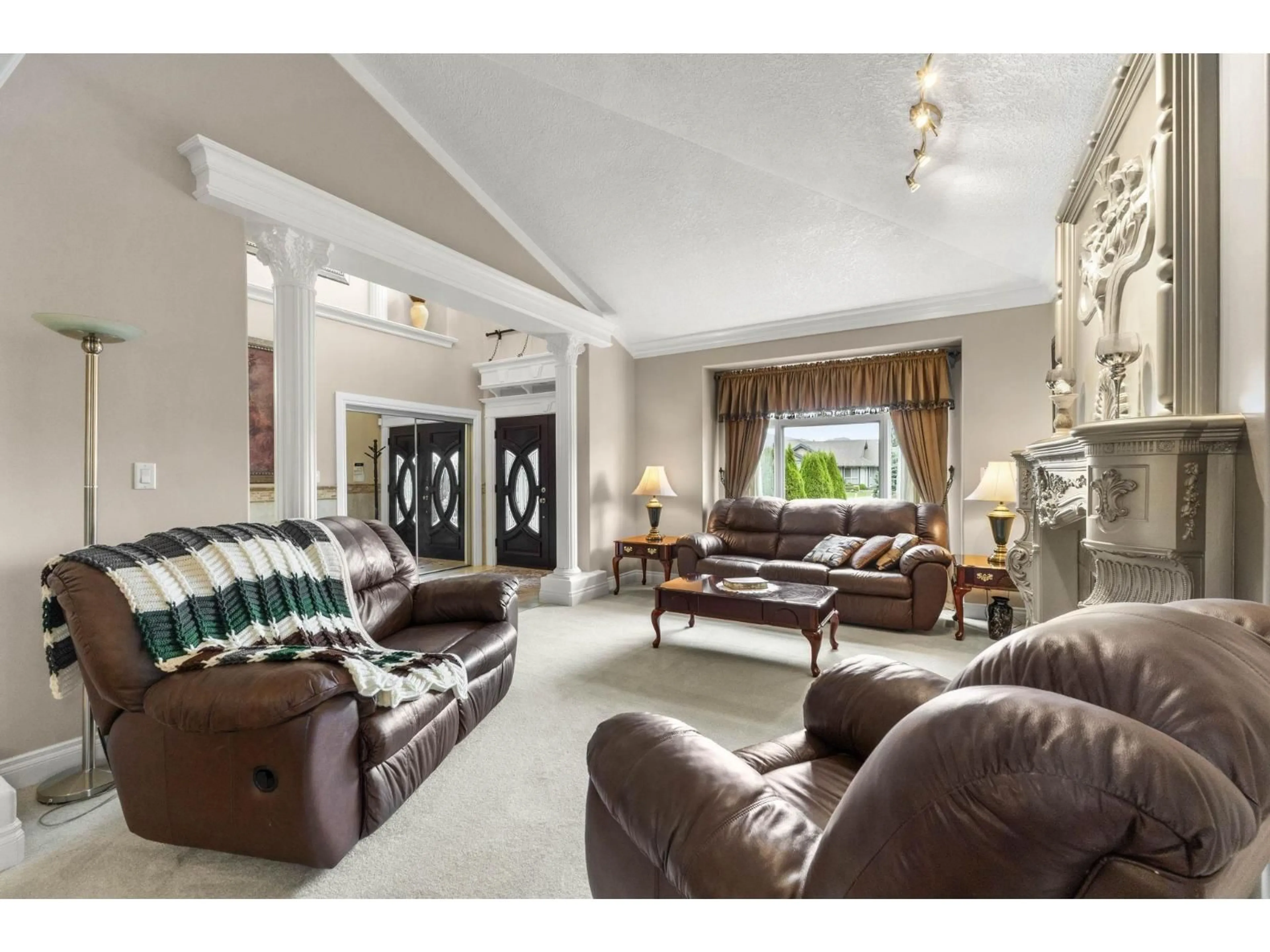 Living room with furniture, unknown for 44414 MCLAREN DRIVE, Chilliwack British Columbia V2R0A3