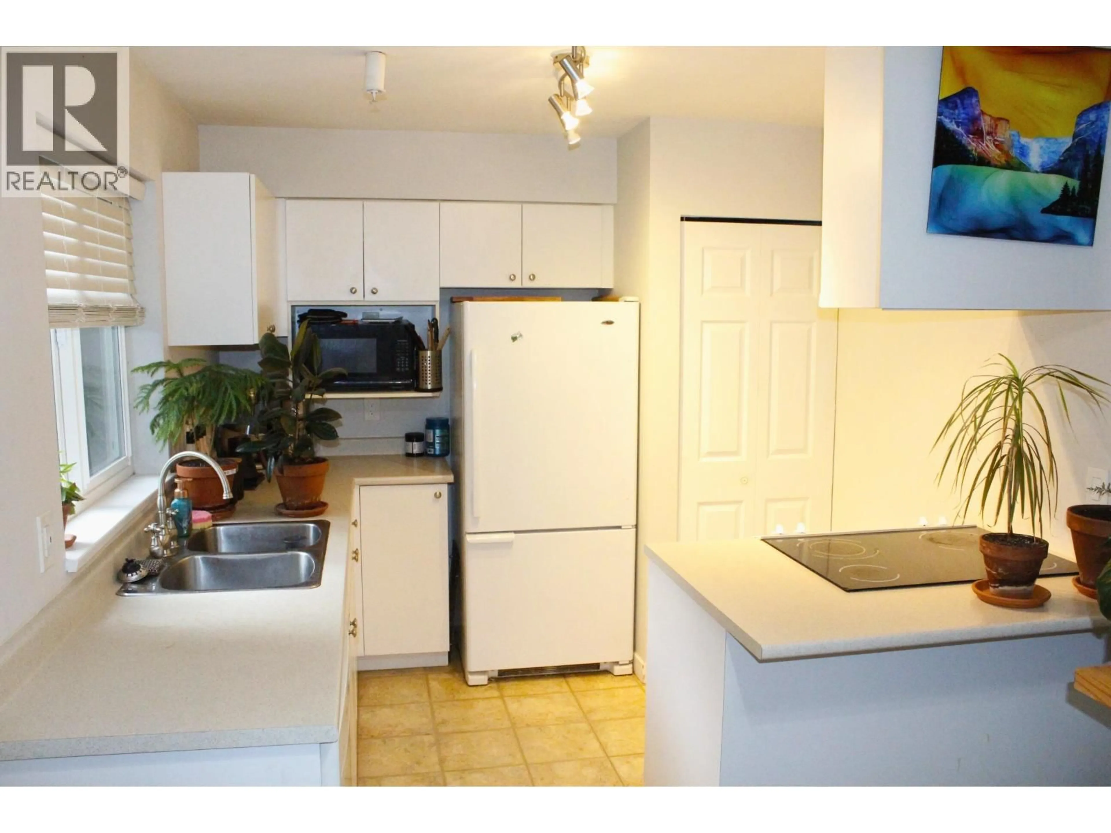 Standard kitchen, unknown for B108 - 40120 WILLOW CRESCENT, Squamish British Columbia V8B0L7