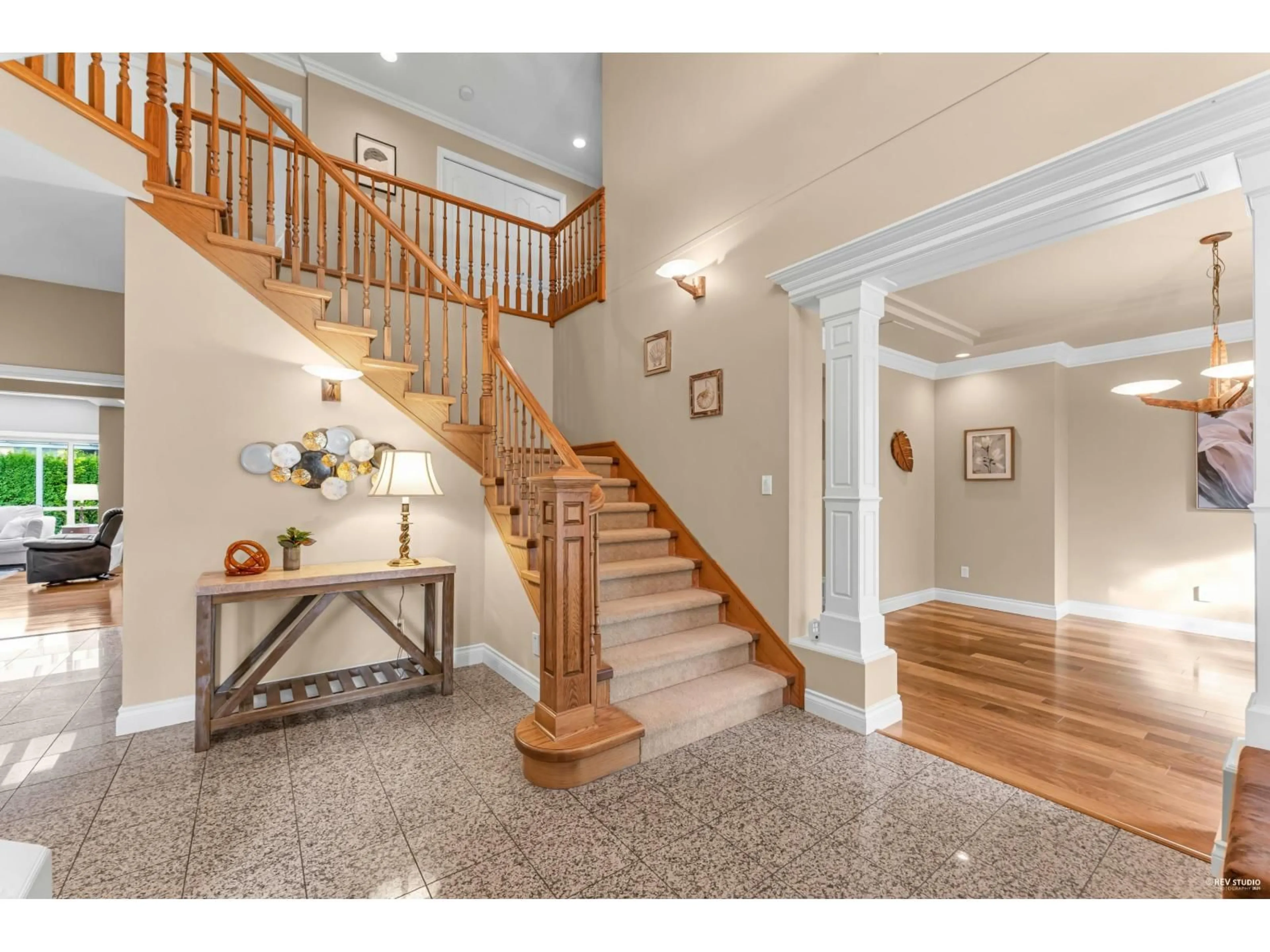 Indoor entryway for 13681 21, Surrey British Columbia V4A9V6