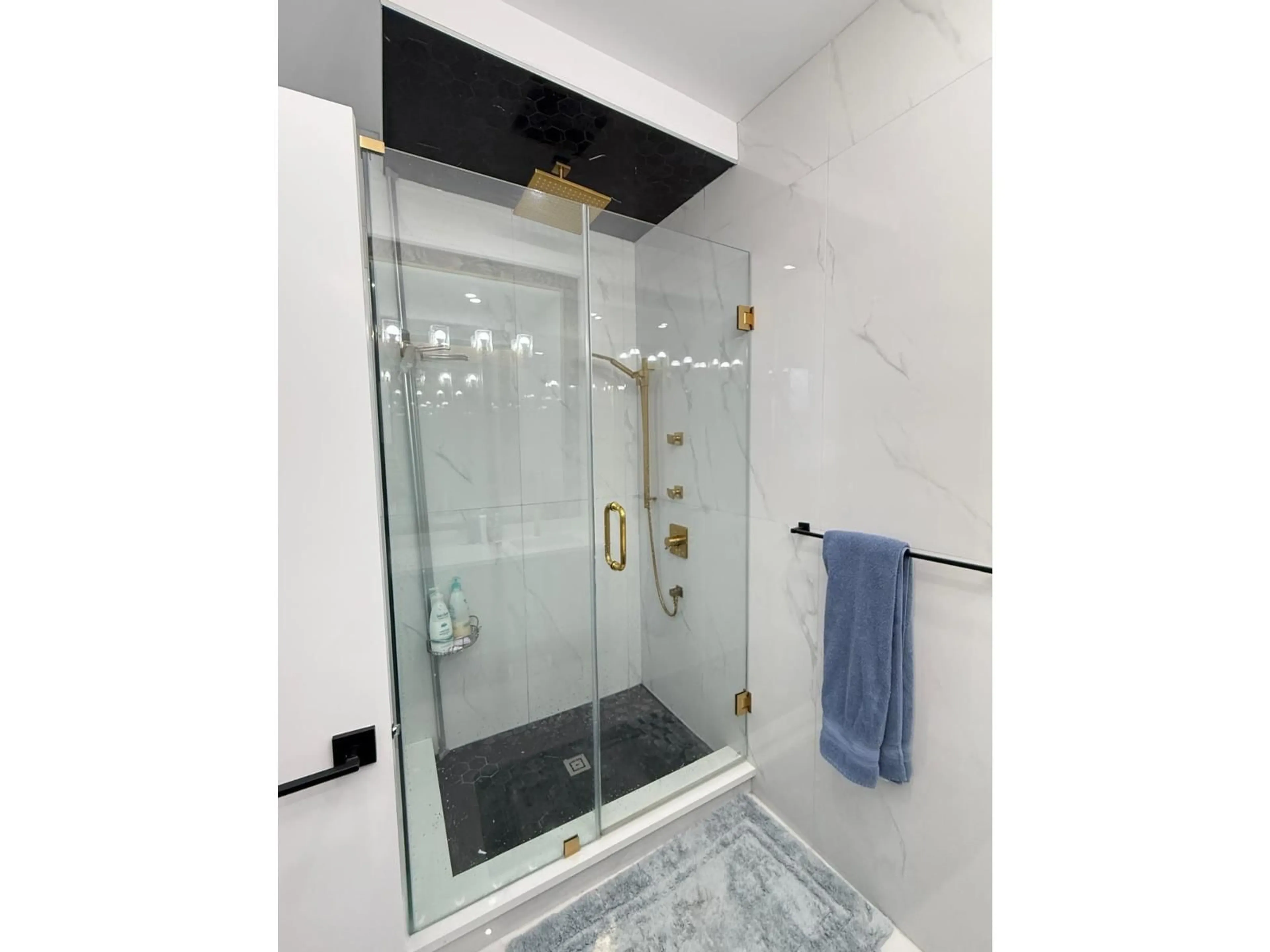 Contemporary bathroom, ceramic/tile floor for 6242 147B STREET, Surrey British Columbia V3S3T1