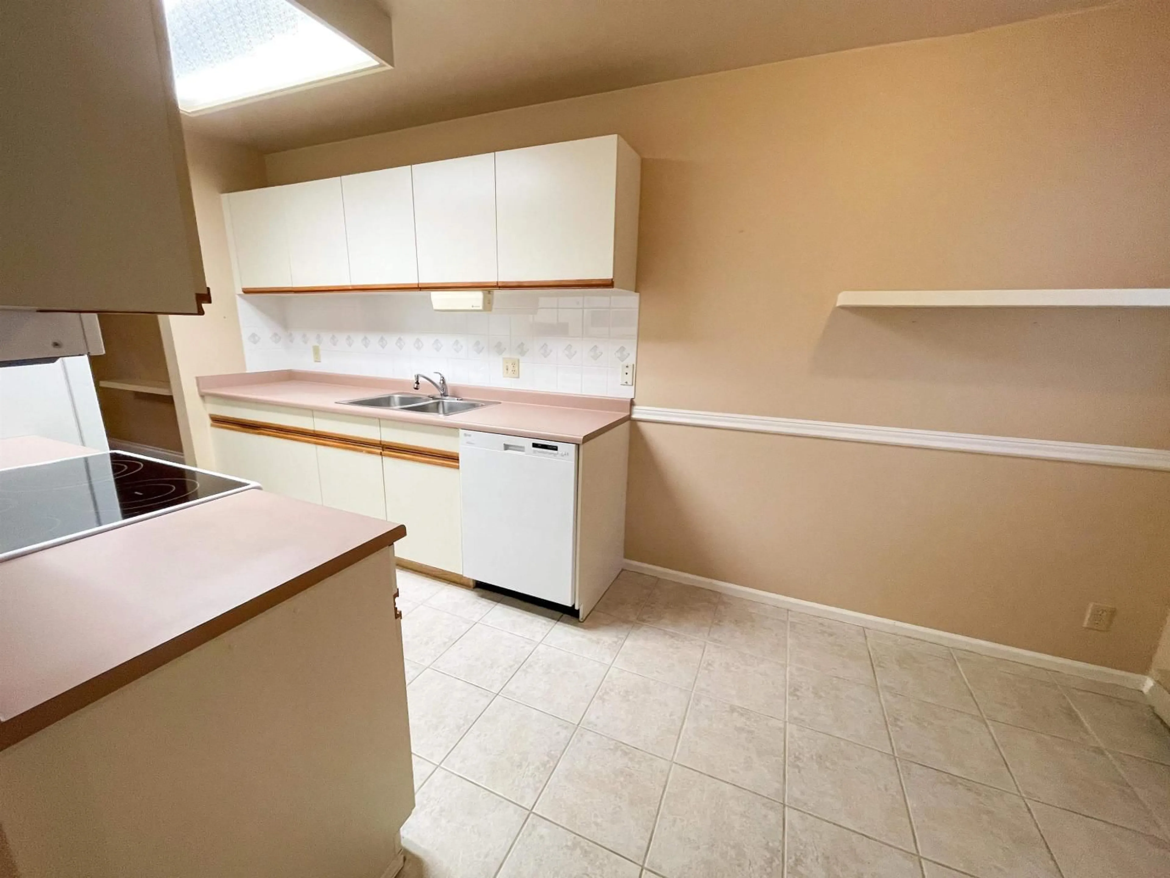 Standard kitchen, unknown for 3 - 10074 154, Surrey British Columbia V3R4J6