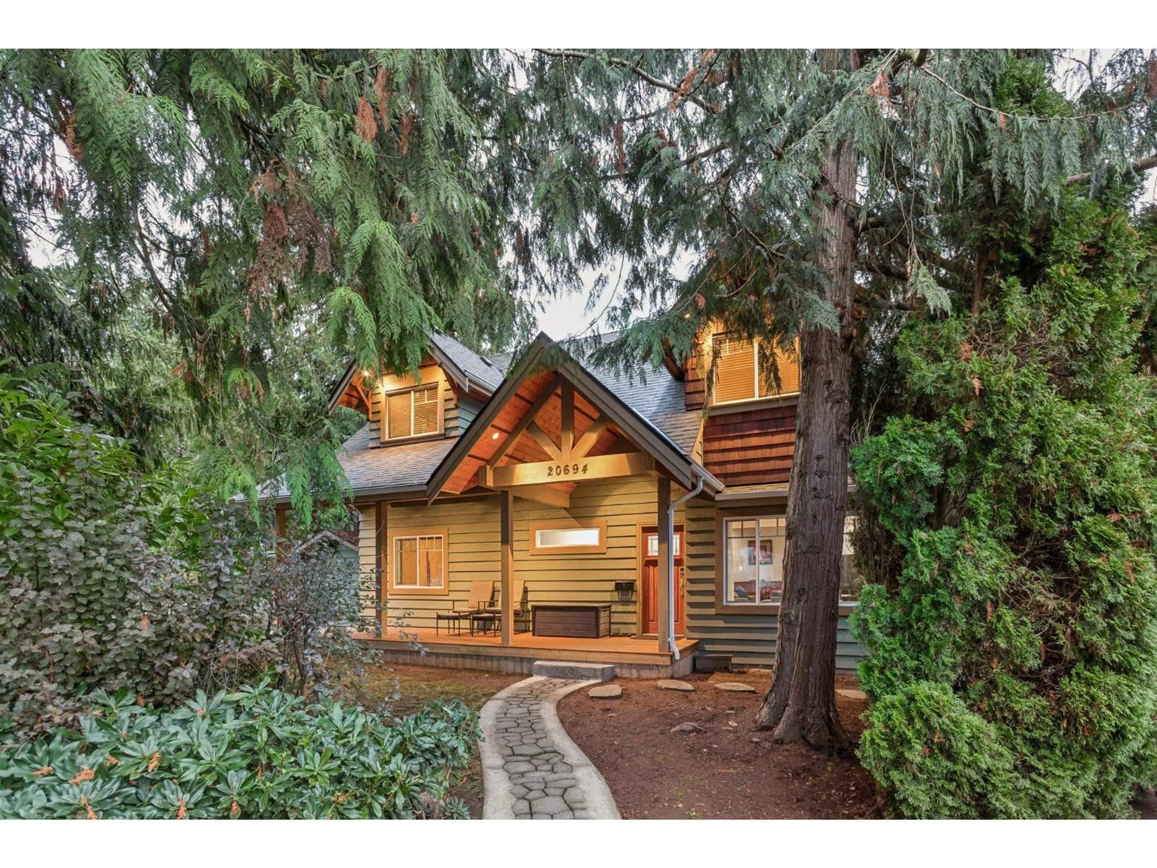 Home with vinyl exterior material, street for 20694 39, Langley British Columbia V3A2V6