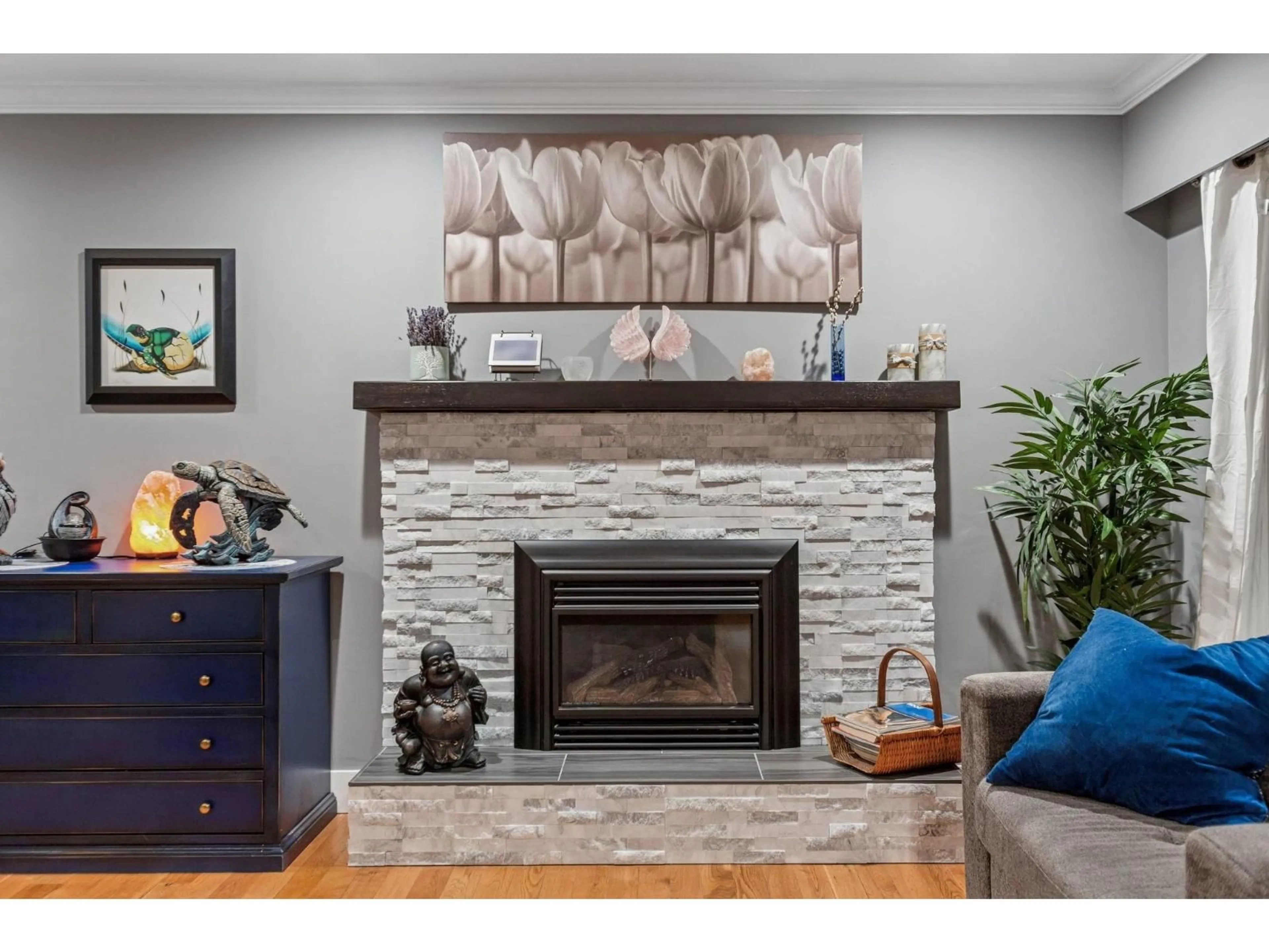 Living room with furniture, wood/laminate floor for 20694 39, Langley British Columbia V3A2V6