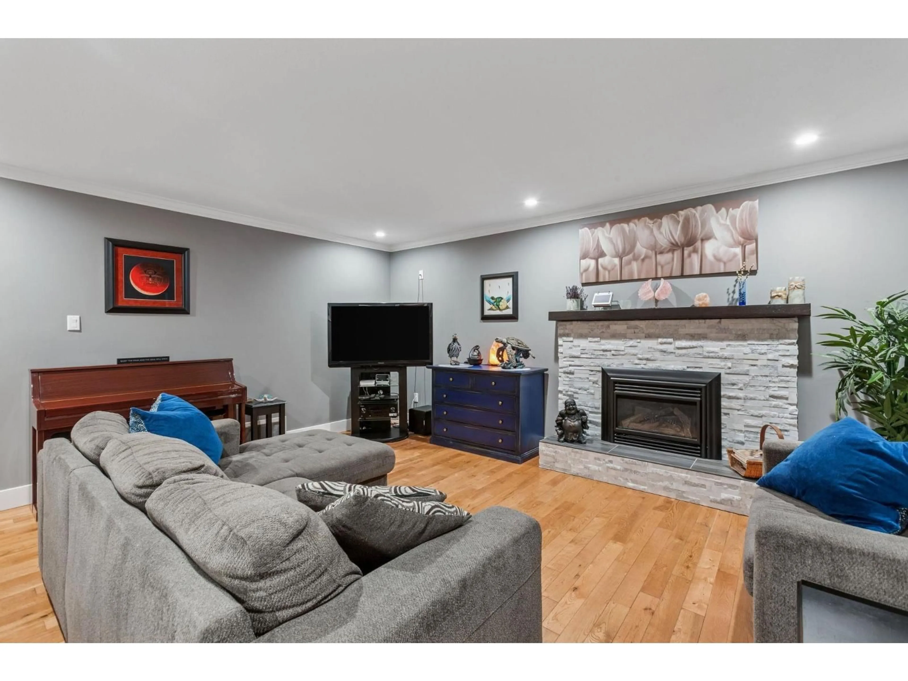 Living room with furniture, wood/laminate floor for 20694 39, Langley British Columbia V3A2V6