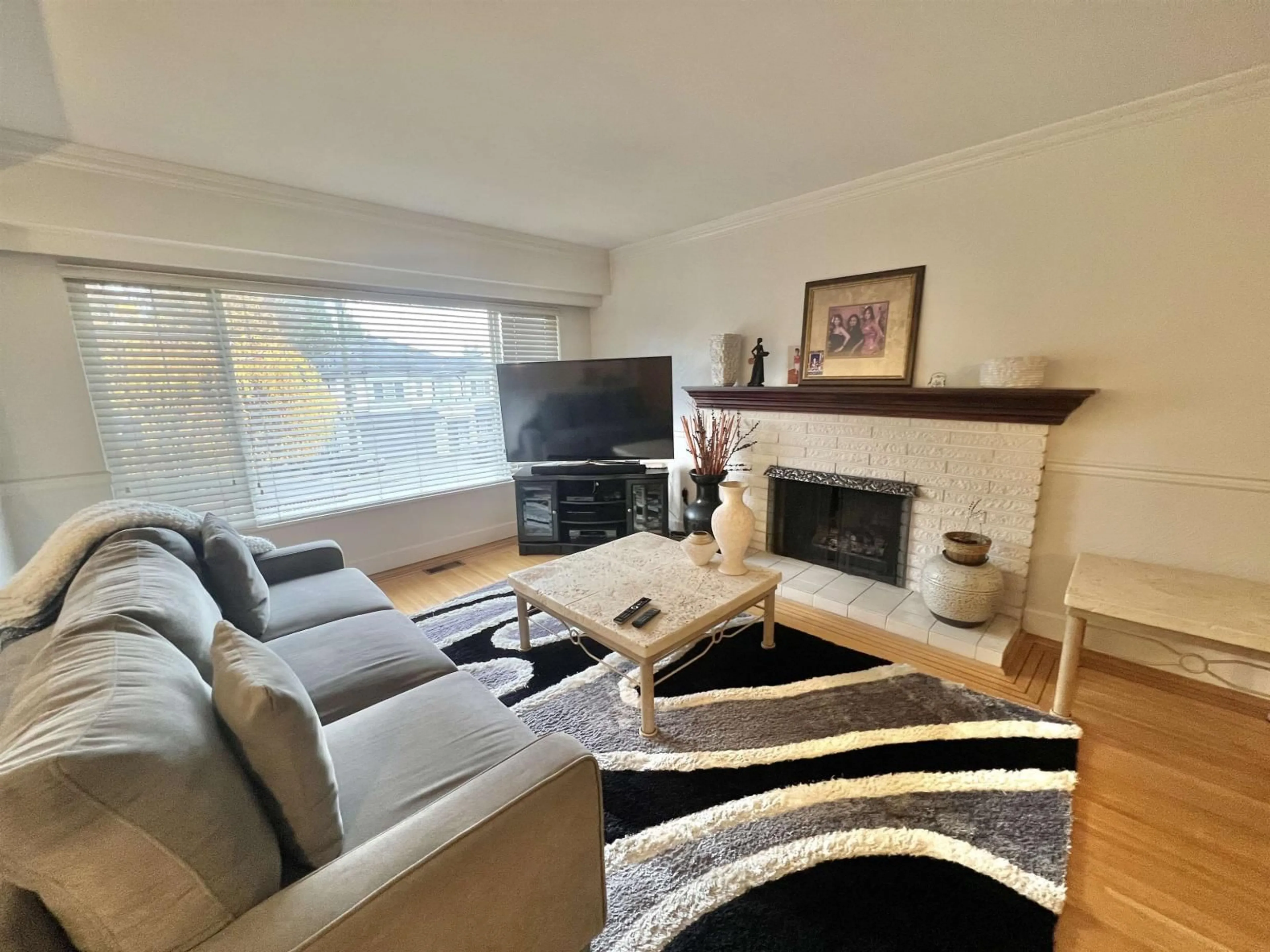 Living room with furniture, wood/laminate floor for 12542 GROVE, Surrey British Columbia V3V2L7