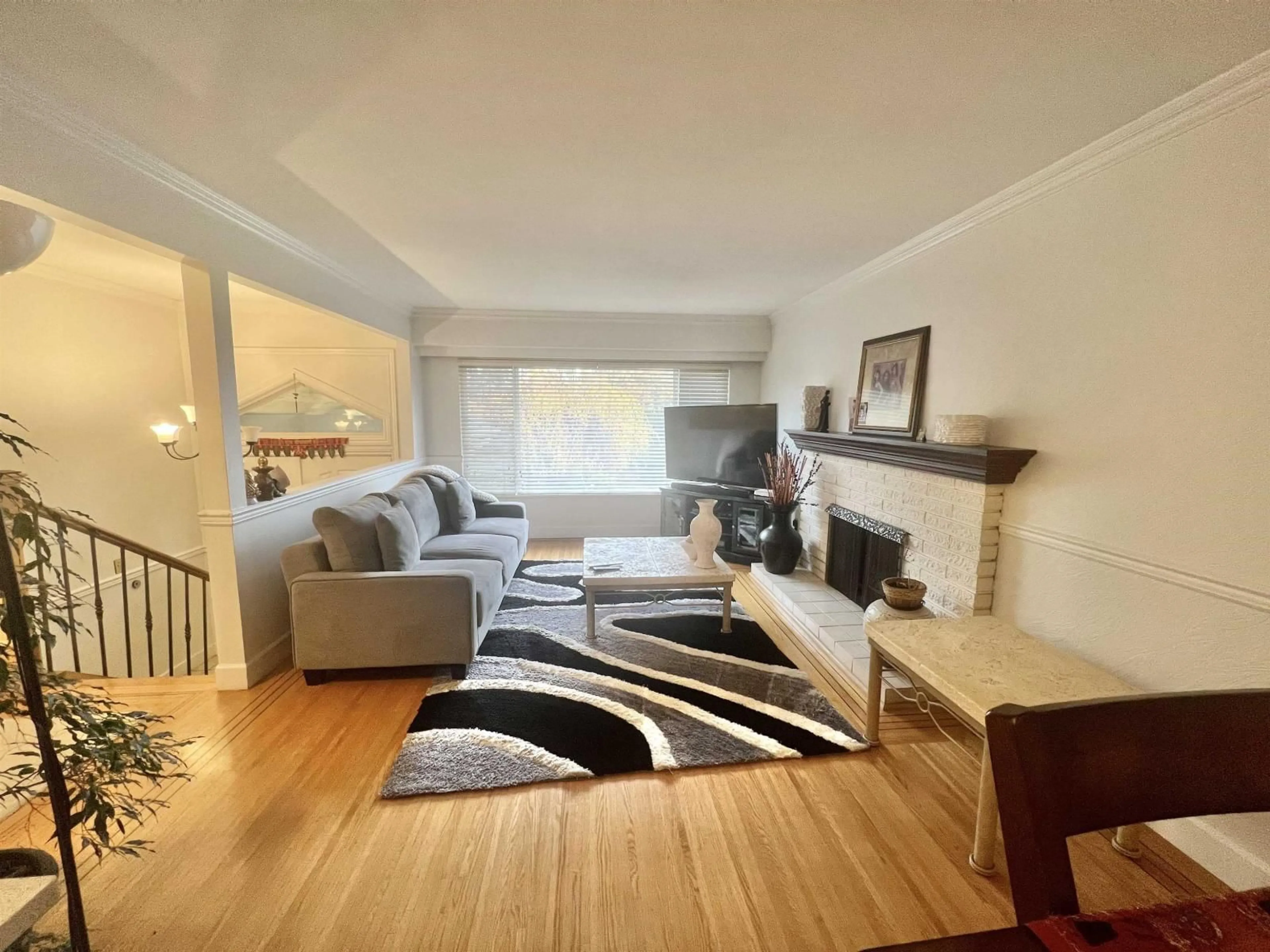 Living room with furniture, wood/laminate floor for 12542 GROVE, Surrey British Columbia V3V2L7