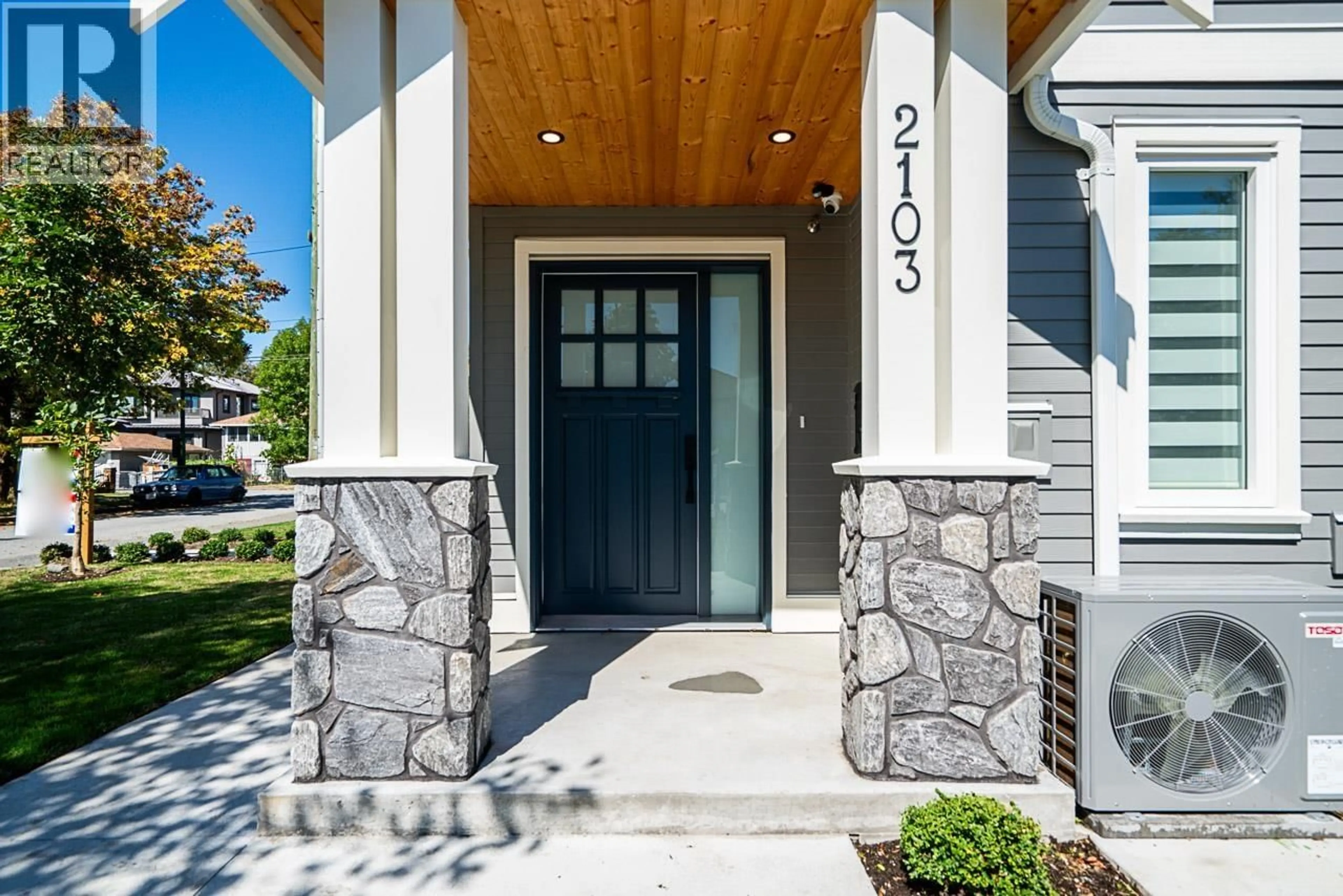 Indoor entryway for 2103 33RD AVENUE, Vancouver British Columbia V5N3E9