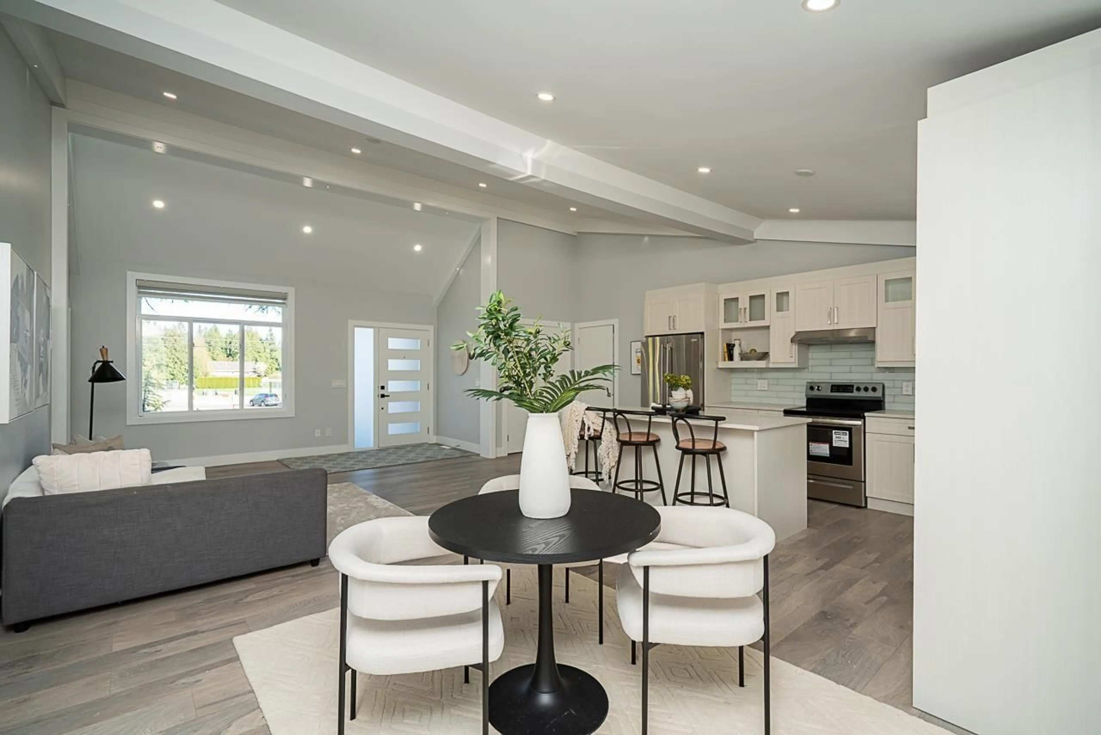 Open concept kitchen, unknown for 1675 136, Surrey British Columbia V4A4E3