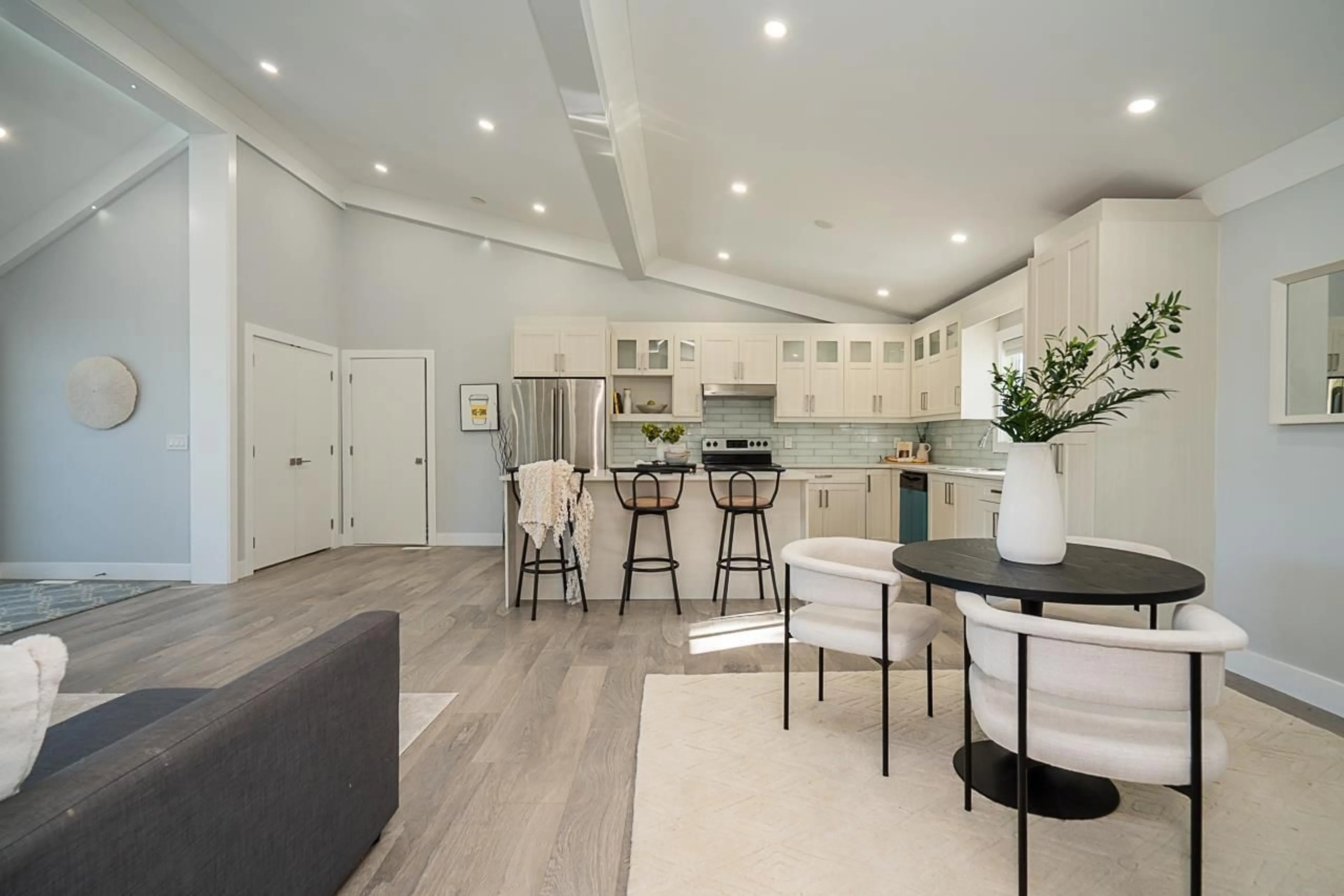 Open concept kitchen, unknown for 1675 136, Surrey British Columbia V4A4E3