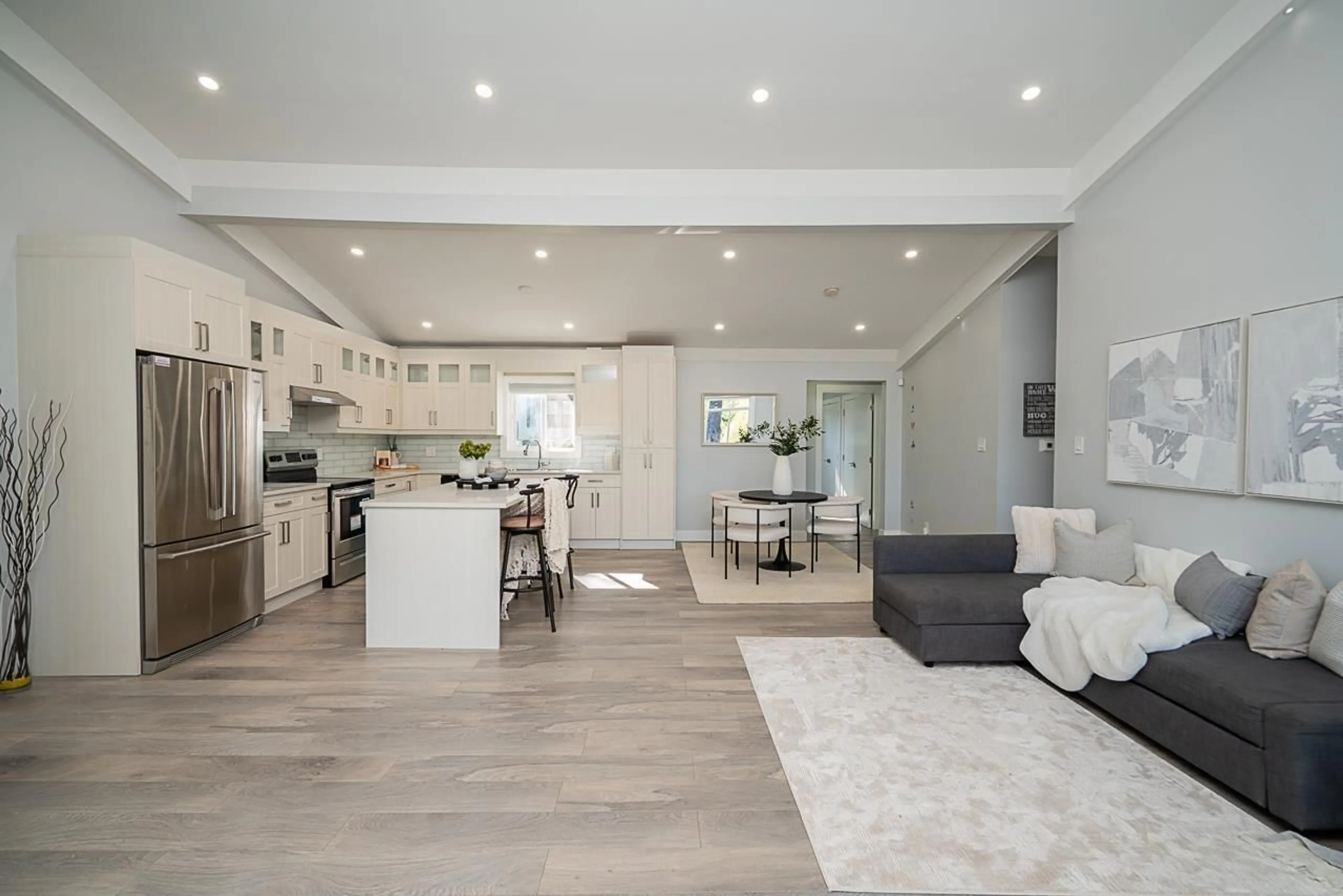 Open concept kitchen, ceramic/tile floor for 1675 136, Surrey British Columbia V4A4E3