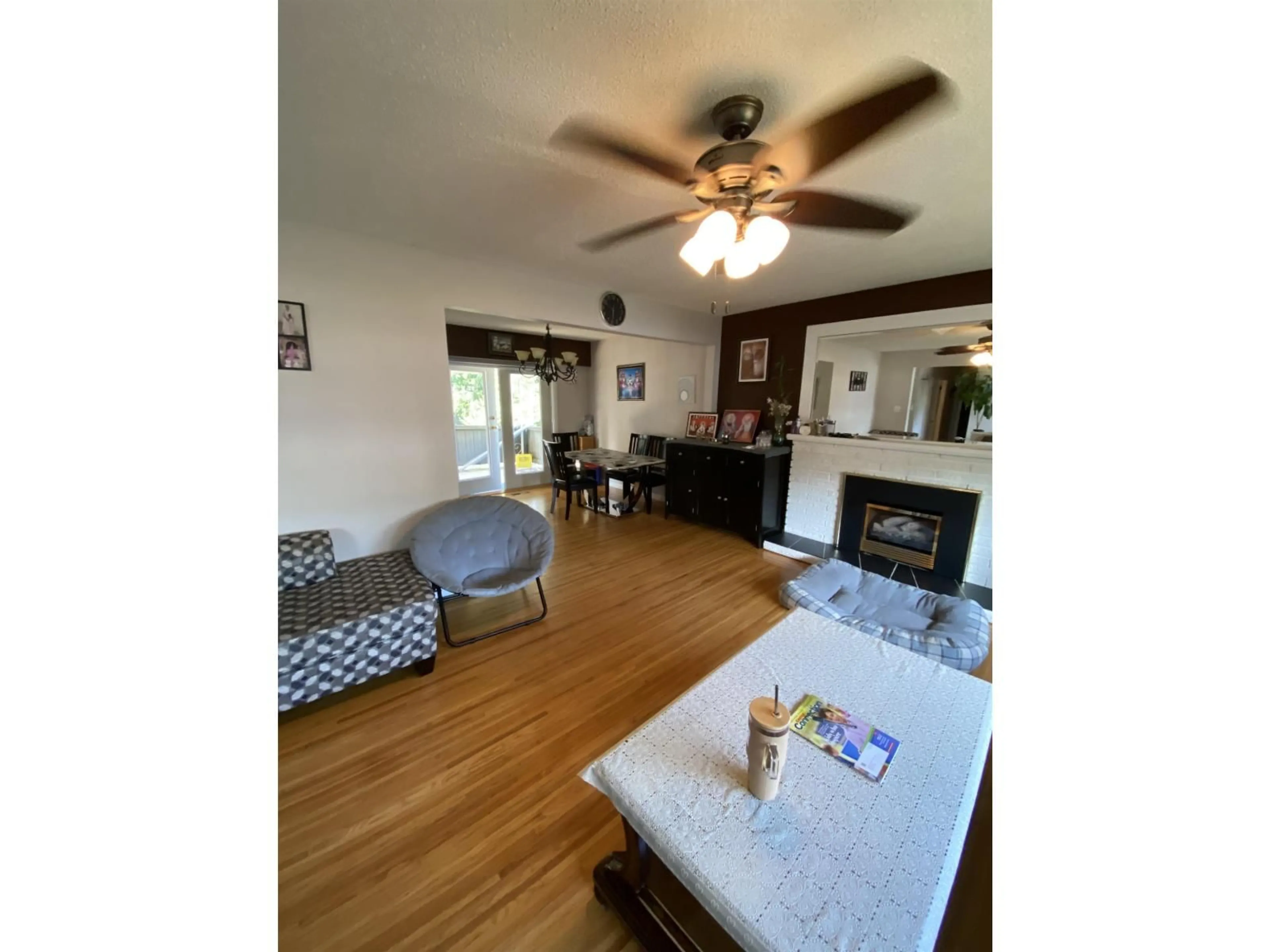 Living room with furniture, wood/laminate floor for 11525 81A, Delta British Columbia V4C2A7