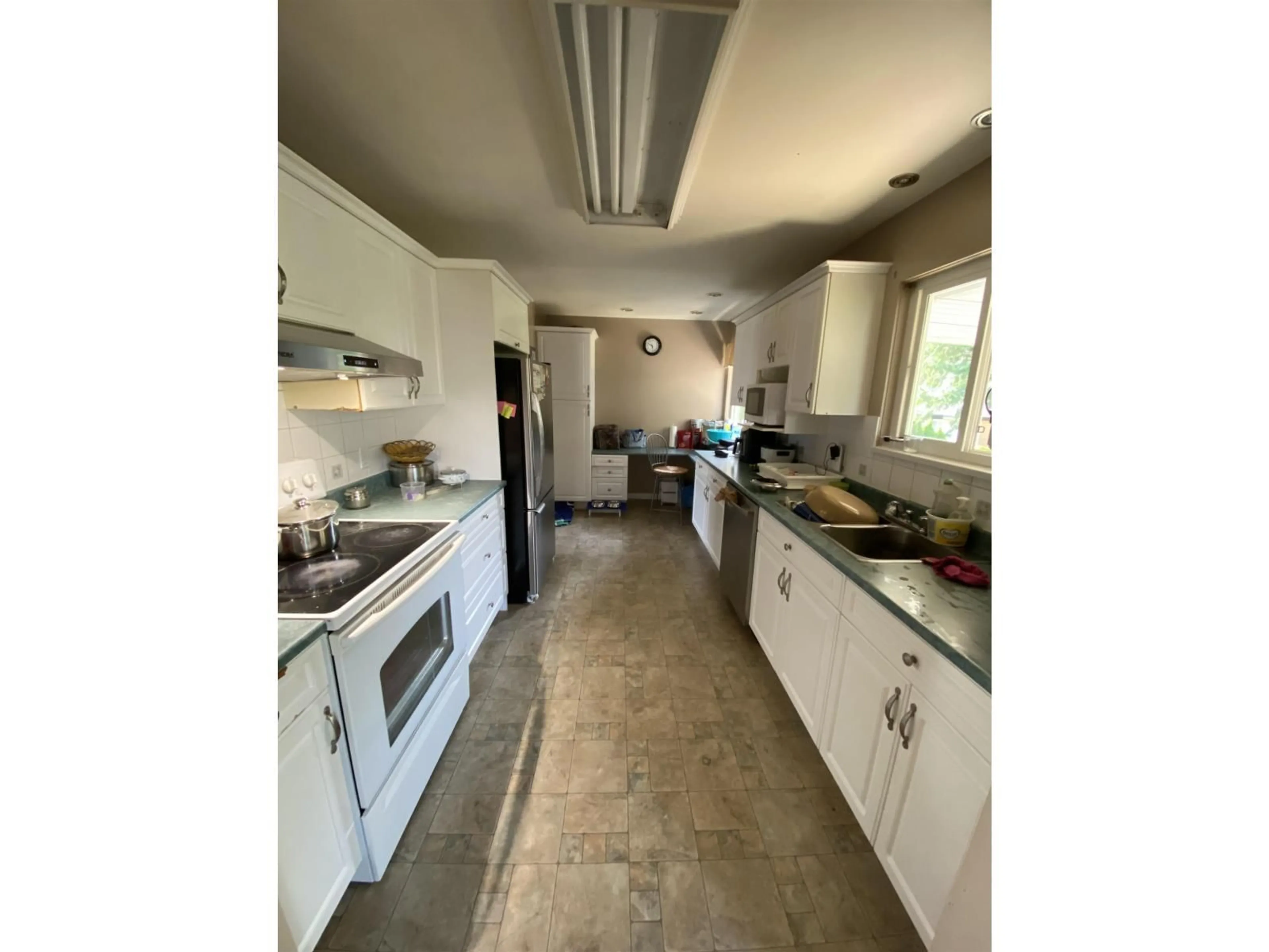 Standard kitchen, unknown for 11525 81A, Delta British Columbia V4C2A7