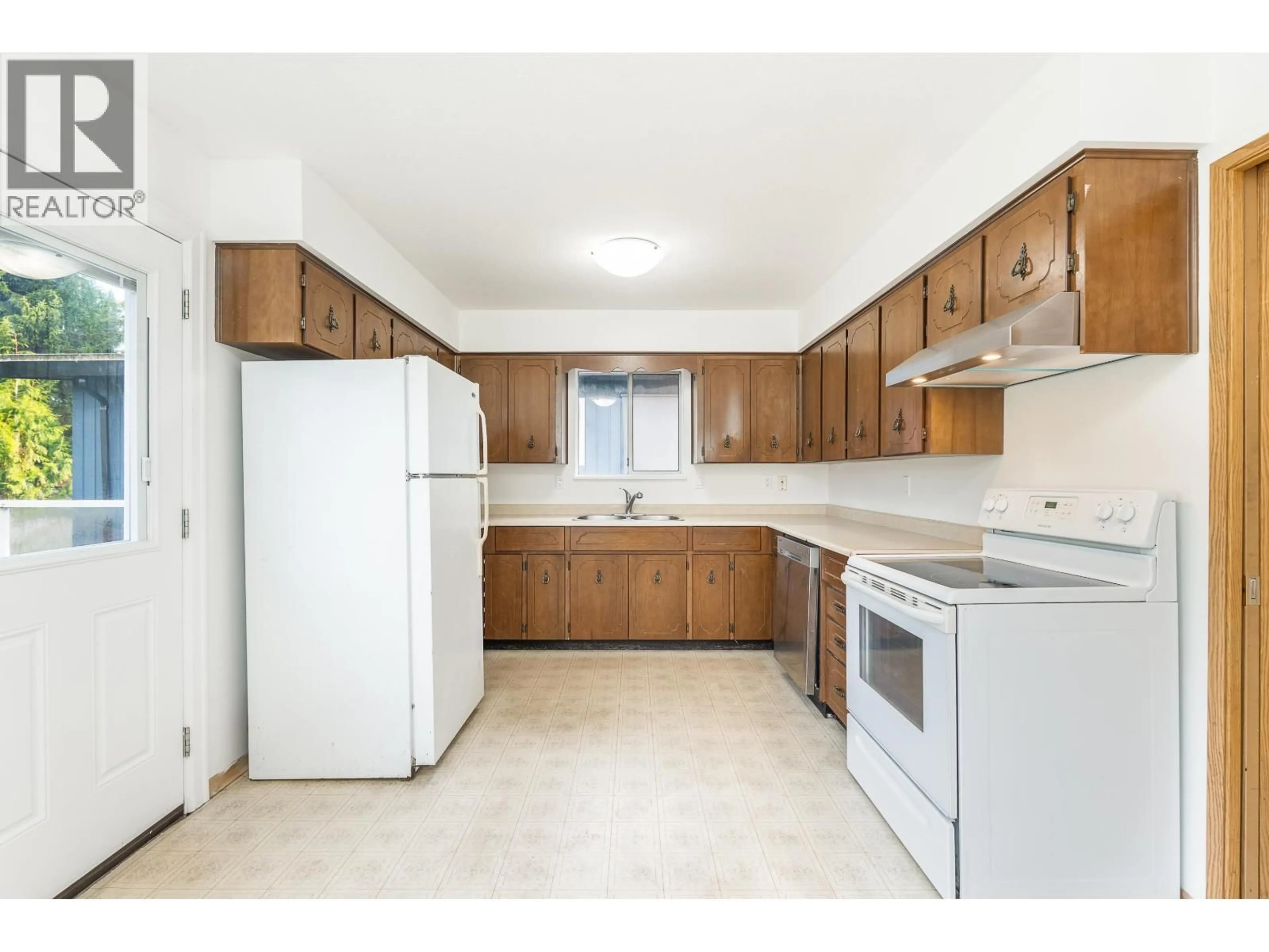 Standard kitchen, unknown for 3868 MT SEYMOUR PARKWAY, North Vancouver British Columbia V7G1C4