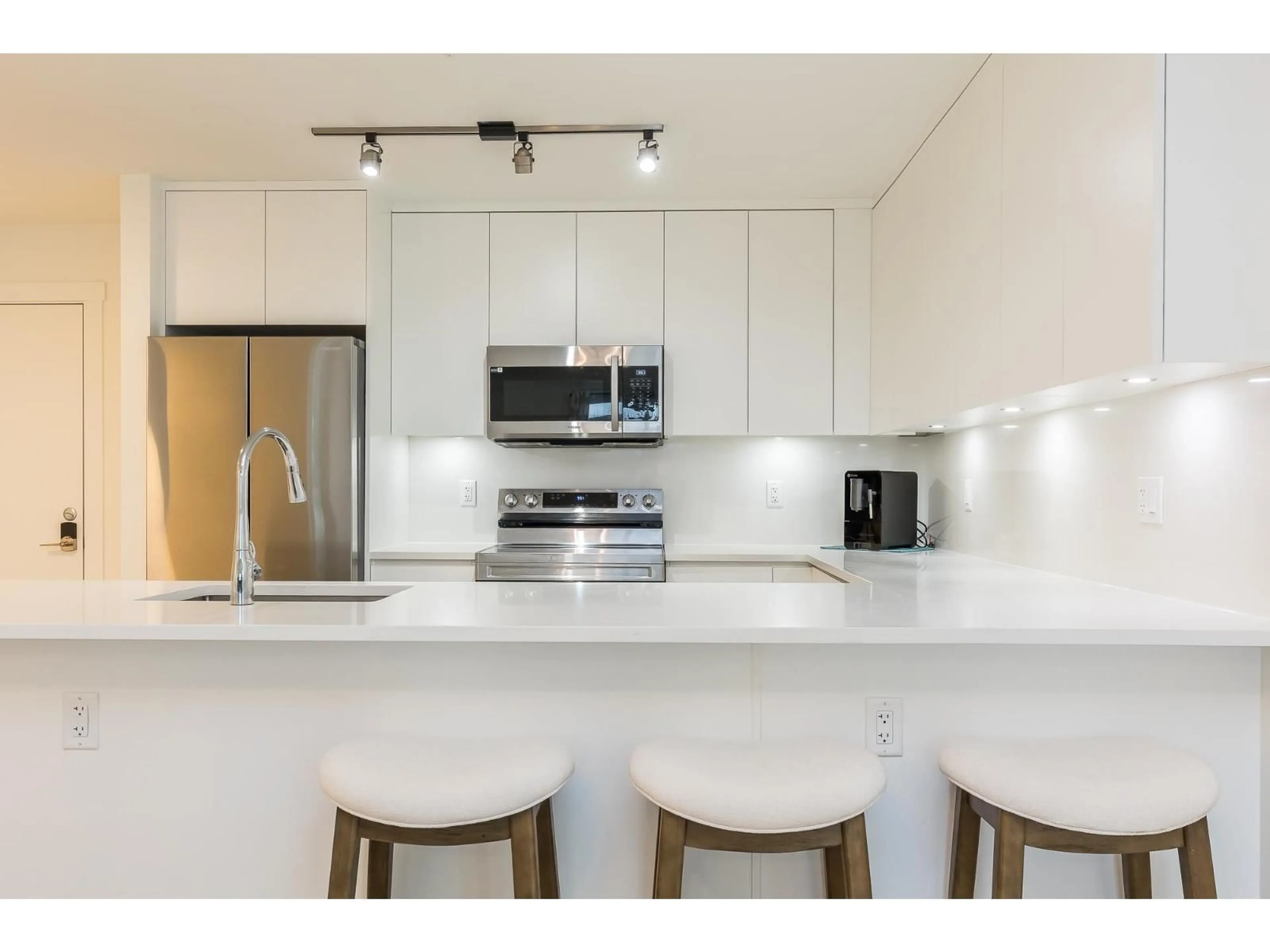 Open concept kitchen, ceramic/tile floor for 407 - 5420 208 STREET, Langley British Columbia V3A2J9