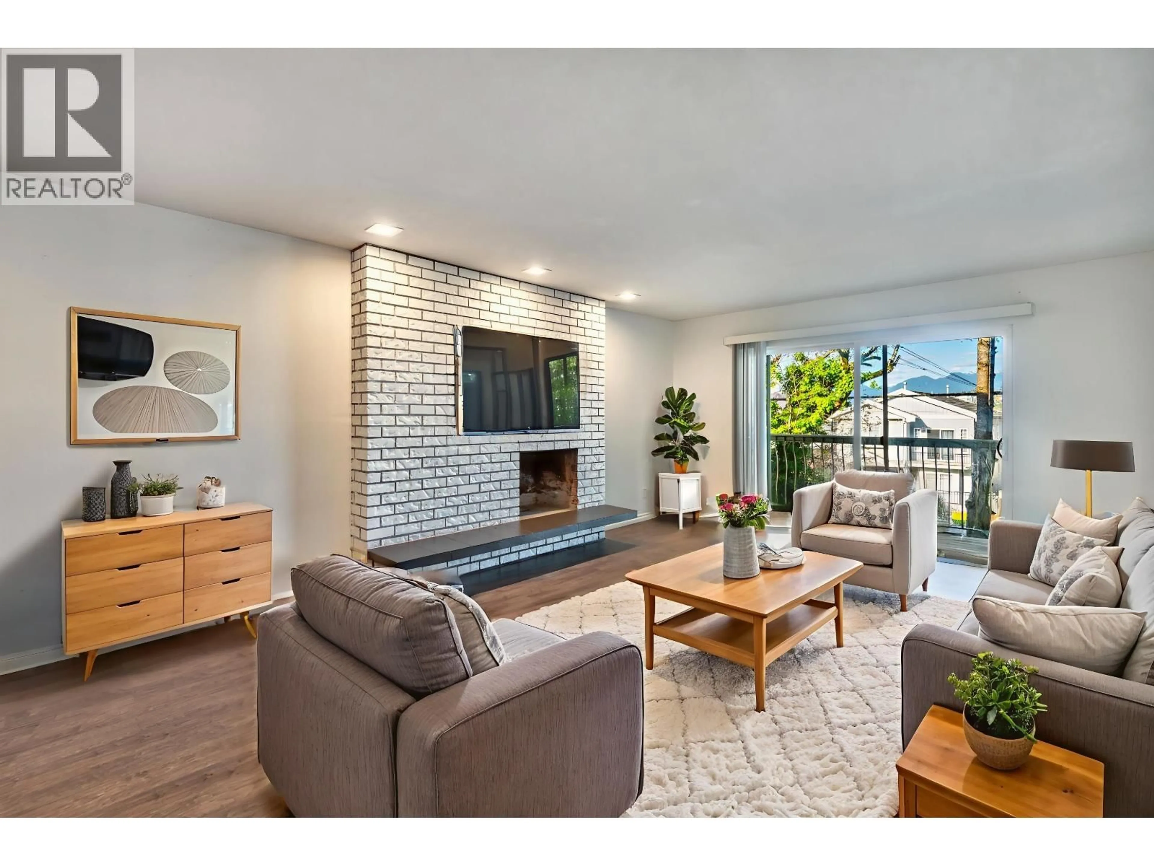 Living room with furniture, unknown for 5842 WOODSWORTH STREET, Burnaby British Columbia V5G1S7