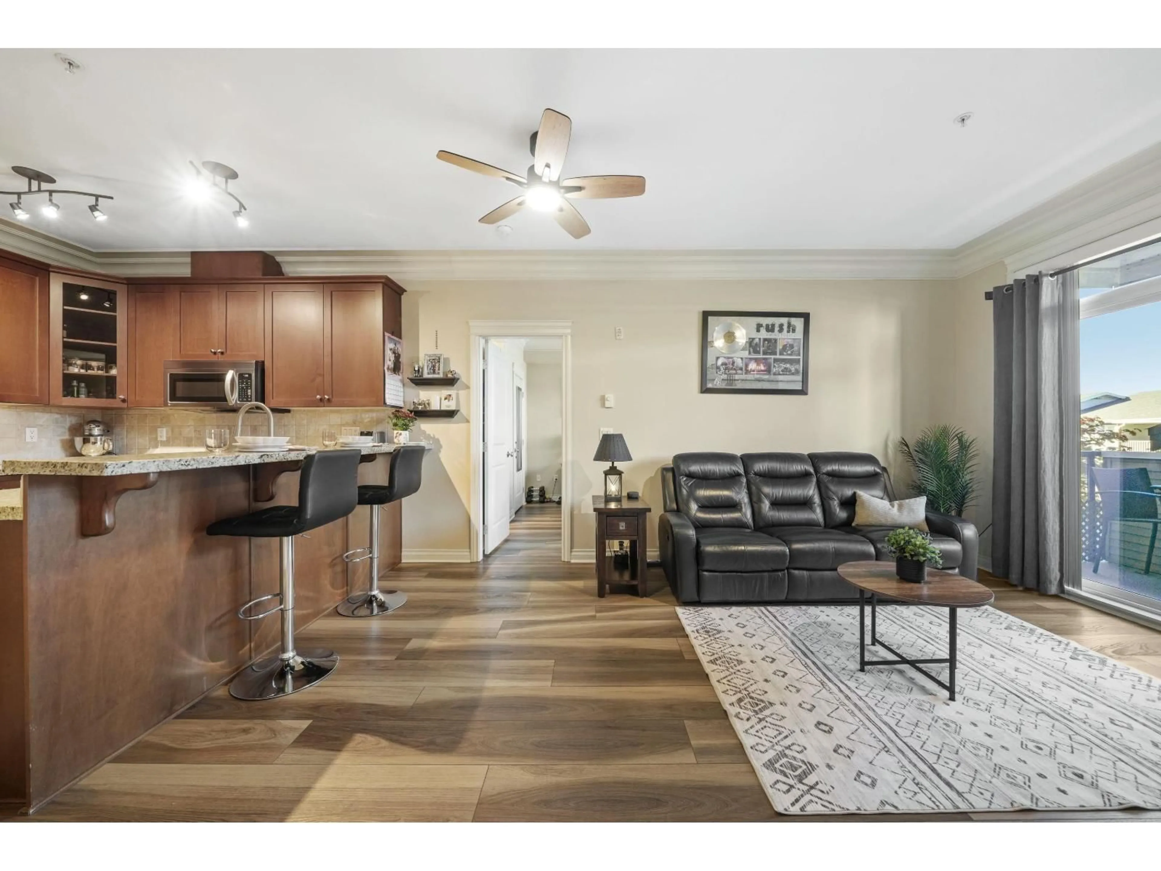 Open concept kitchen, wood/laminate floor for 222 - 32729 GARIBALDI DRIVE, Abbotsford British Columbia V2T0A6