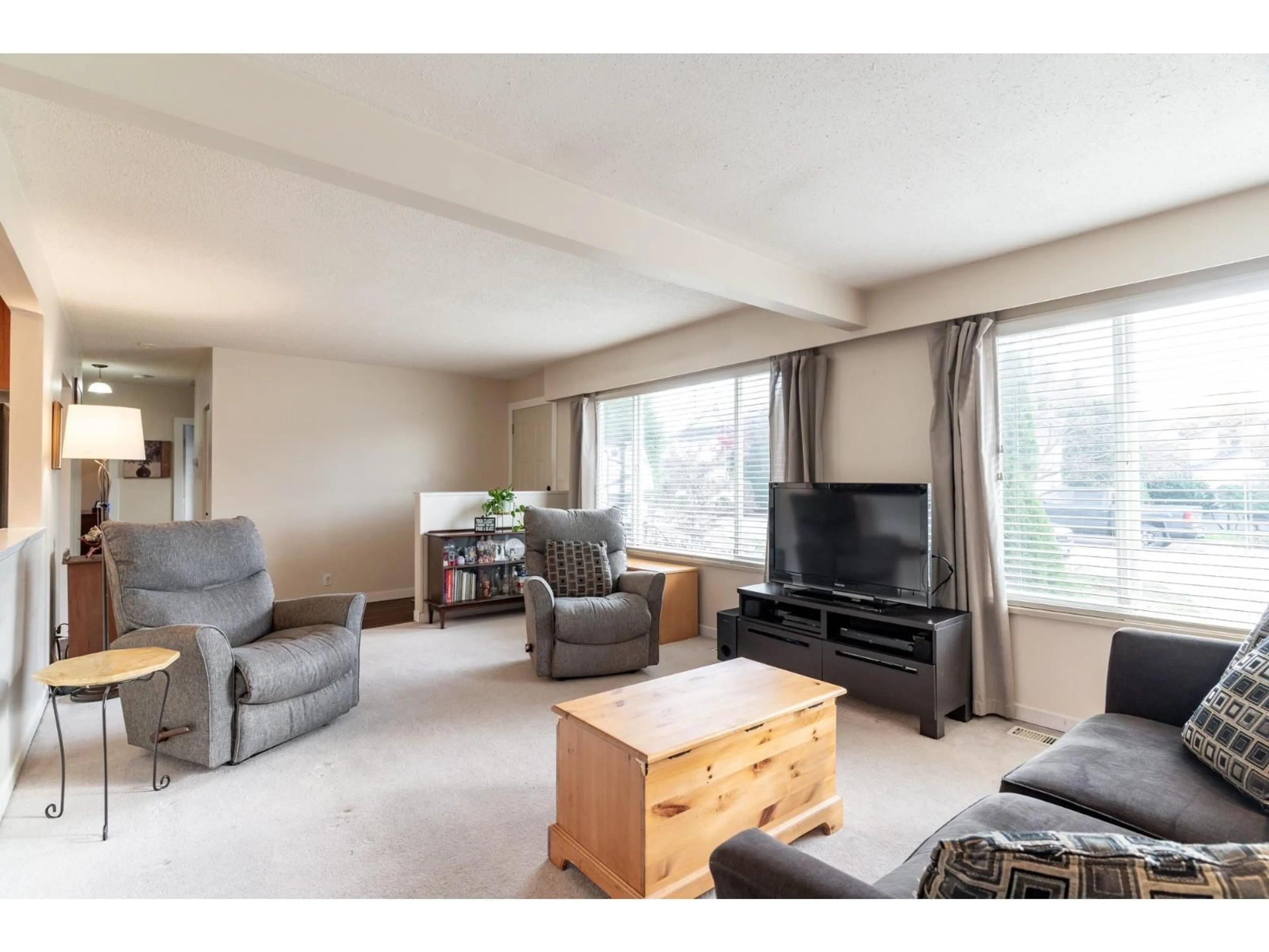 Living room with furniture, wood/laminate floor for 11735 74, Delta British Columbia V4C1E6