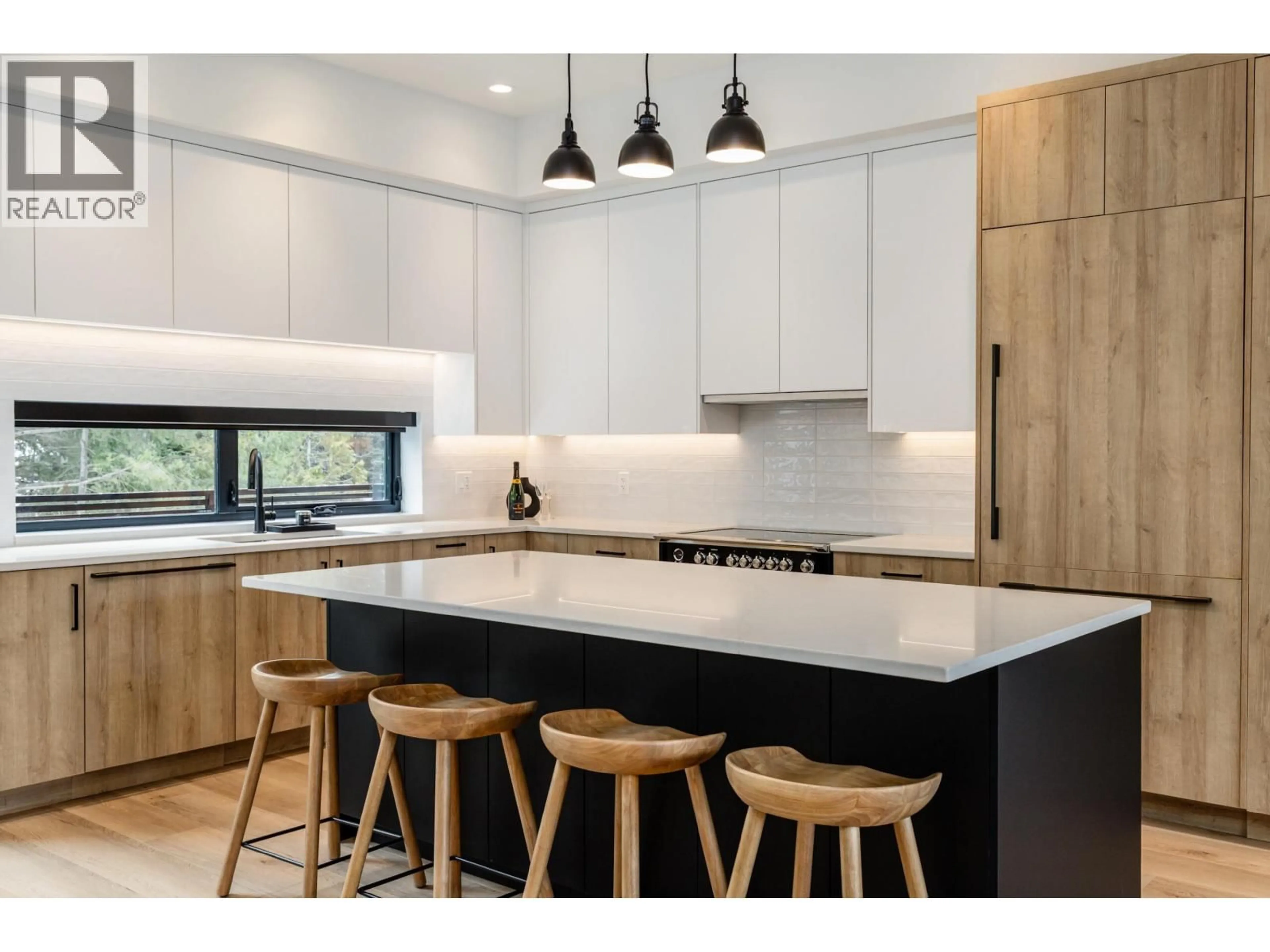 Contemporary kitchen, unknown for 15 - 2077 GARIBALDI WAY, Whistler British Columbia V8E0A6