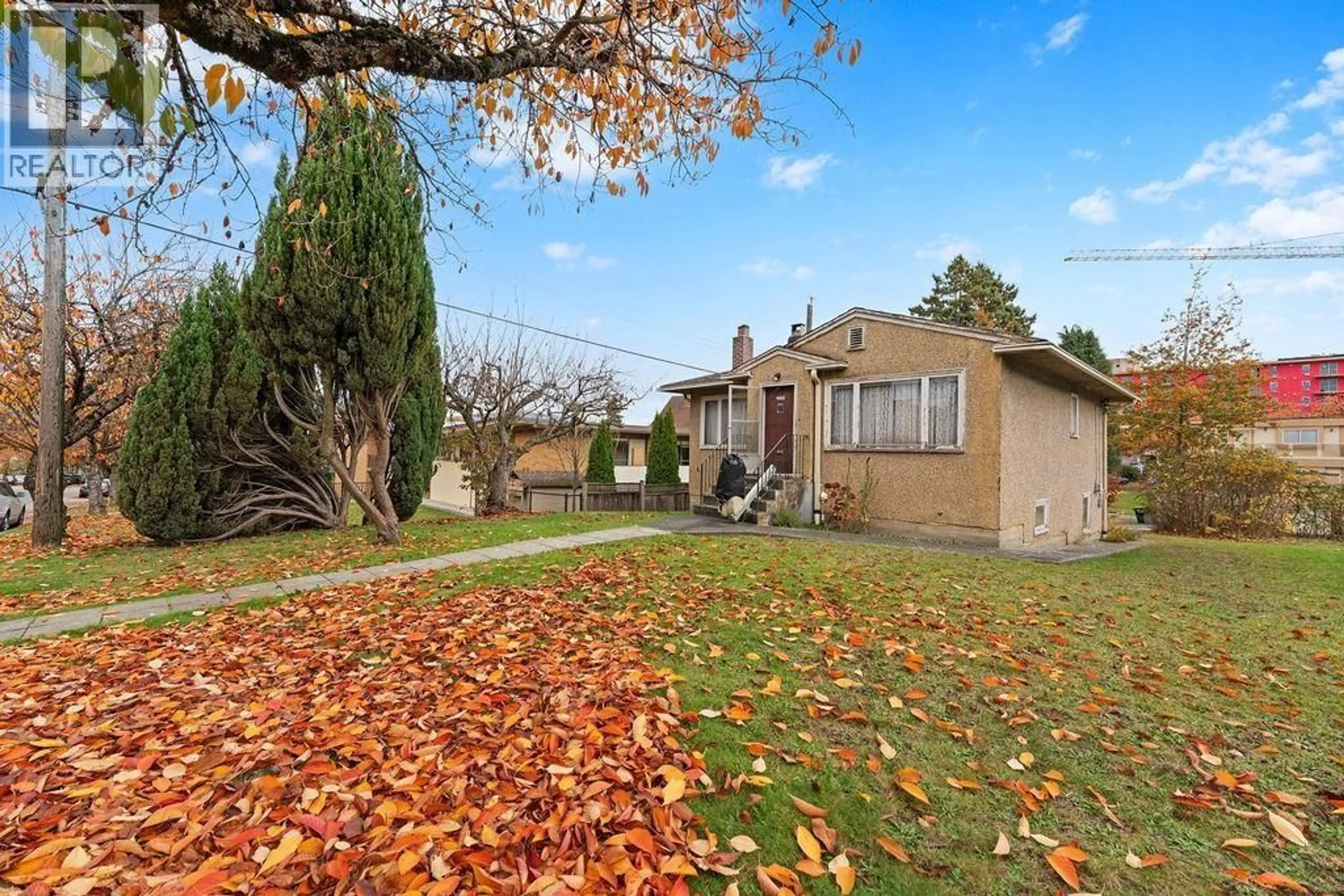 A pic from outside/outdoor area/front of a property/back of a property/a pic from drone, street for 4868 COMMERCIAL STREET, Vancouver British Columbia V5N4H1