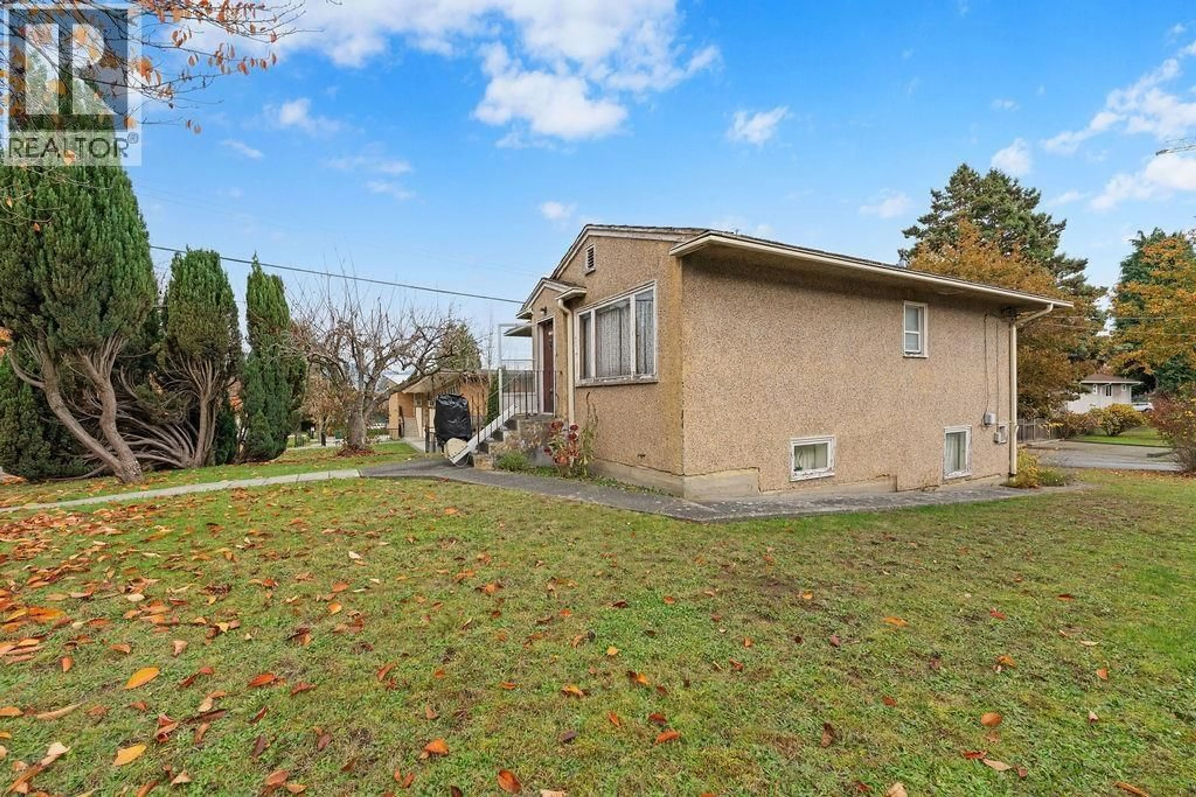 A pic from outside/outdoor area/front of a property/back of a property/a pic from drone, unknown for 4868 COMMERCIAL STREET, Vancouver British Columbia V5N4H1