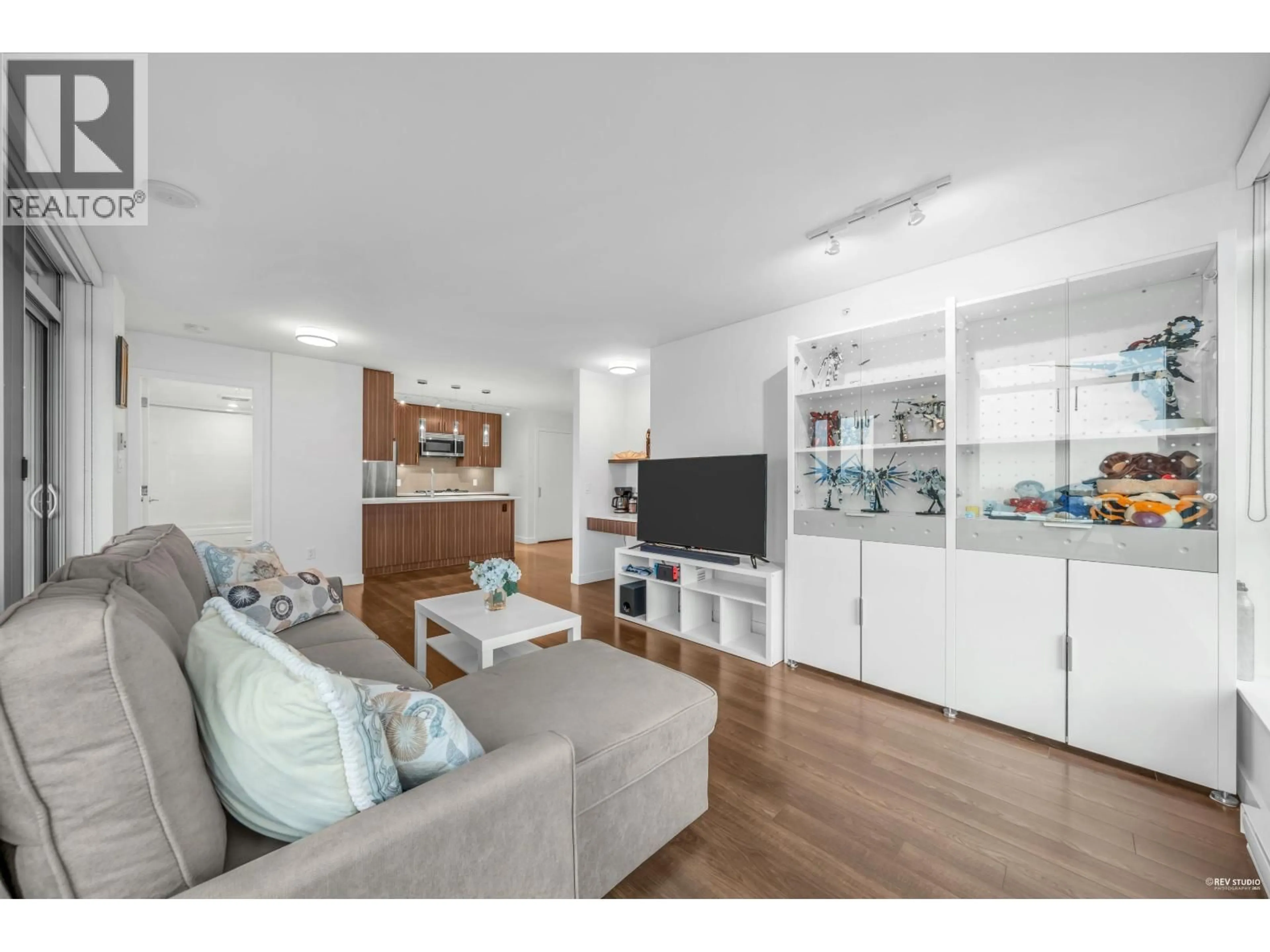 Living room with furniture, wood/laminate floor for 903 - 608 BELMONT STREET, New Westminster British Columbia V3M0G8