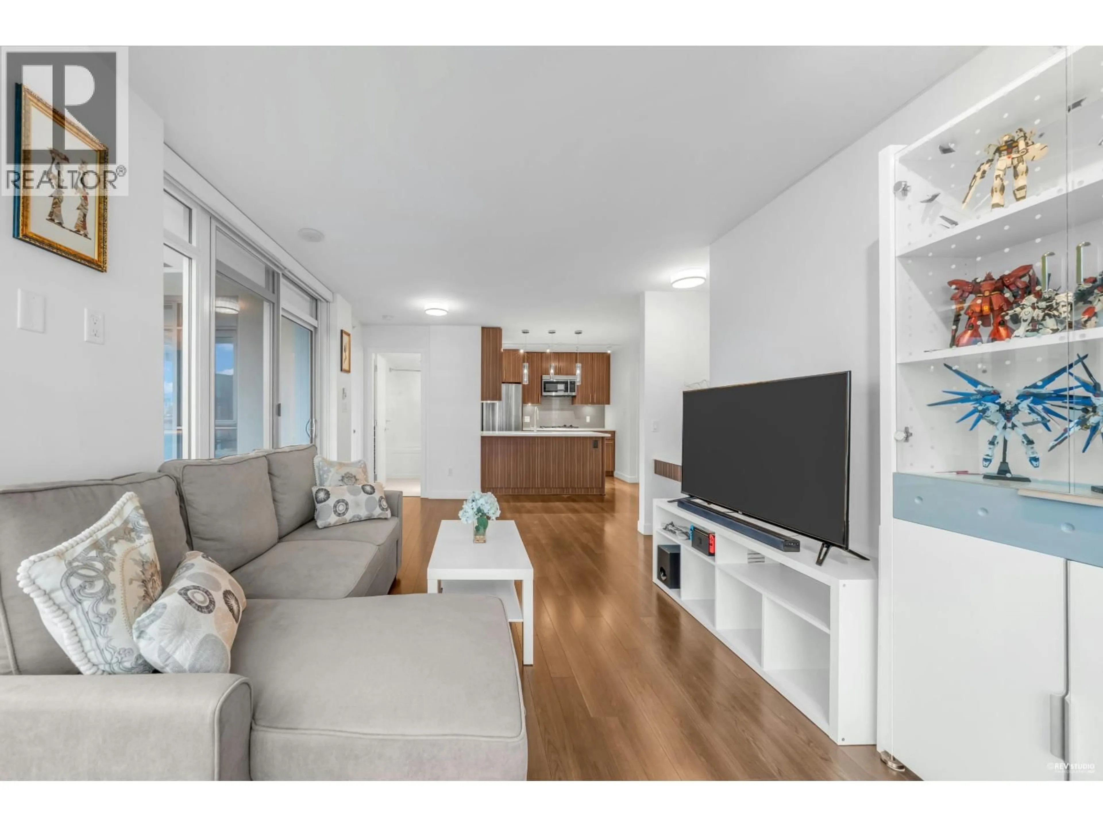 Living room with furniture, wood/laminate floor for 903 - 608 BELMONT STREET, New Westminster British Columbia V3M0G8