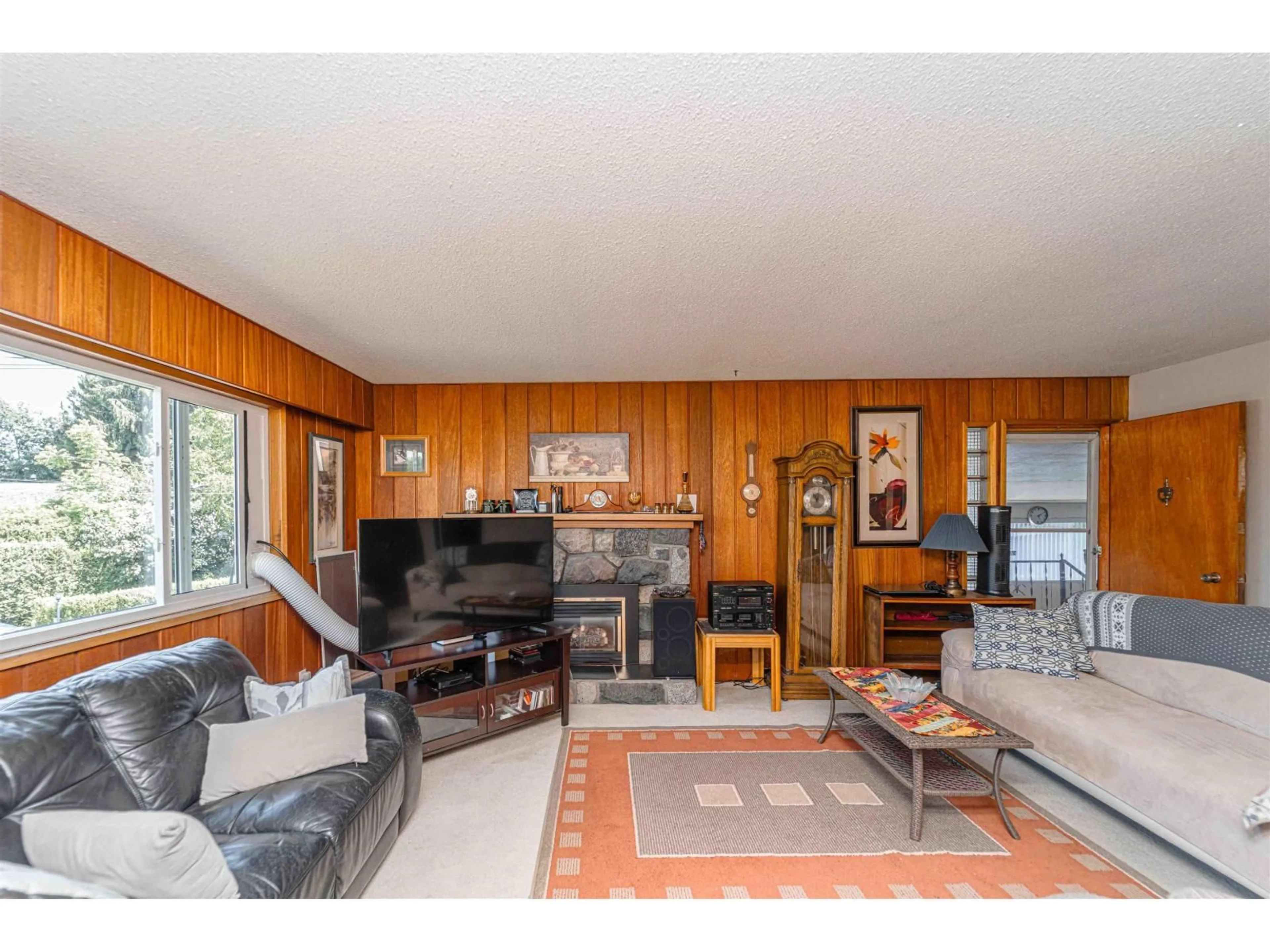 Living room with furniture, wood/laminate floor for 33460 CONWAY PLACE, Abbotsford British Columbia V2S2R6
