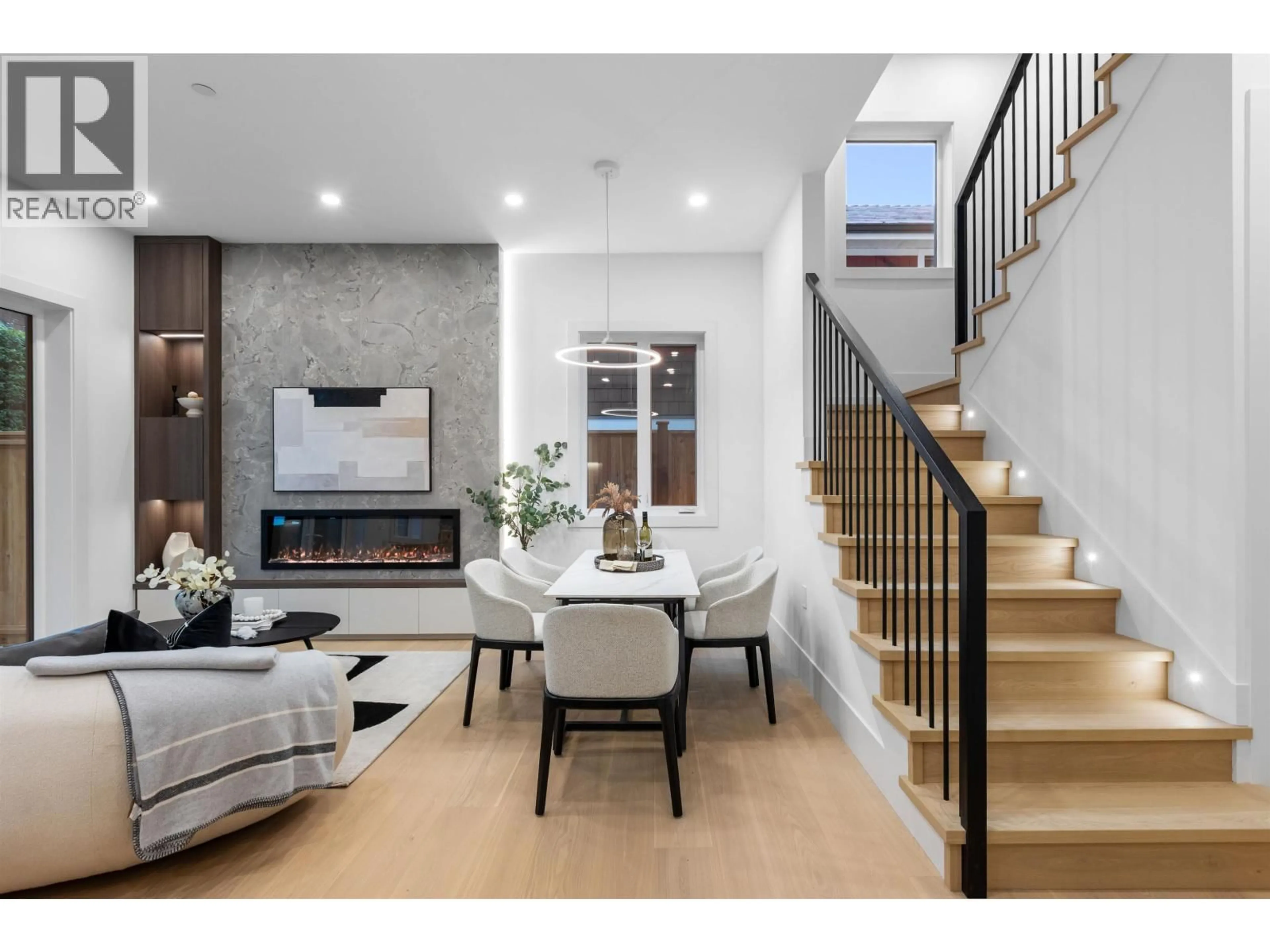 Unknown for 2 - 2607 DUNDAS STREET, Vancouver British Columbia V5K1R1