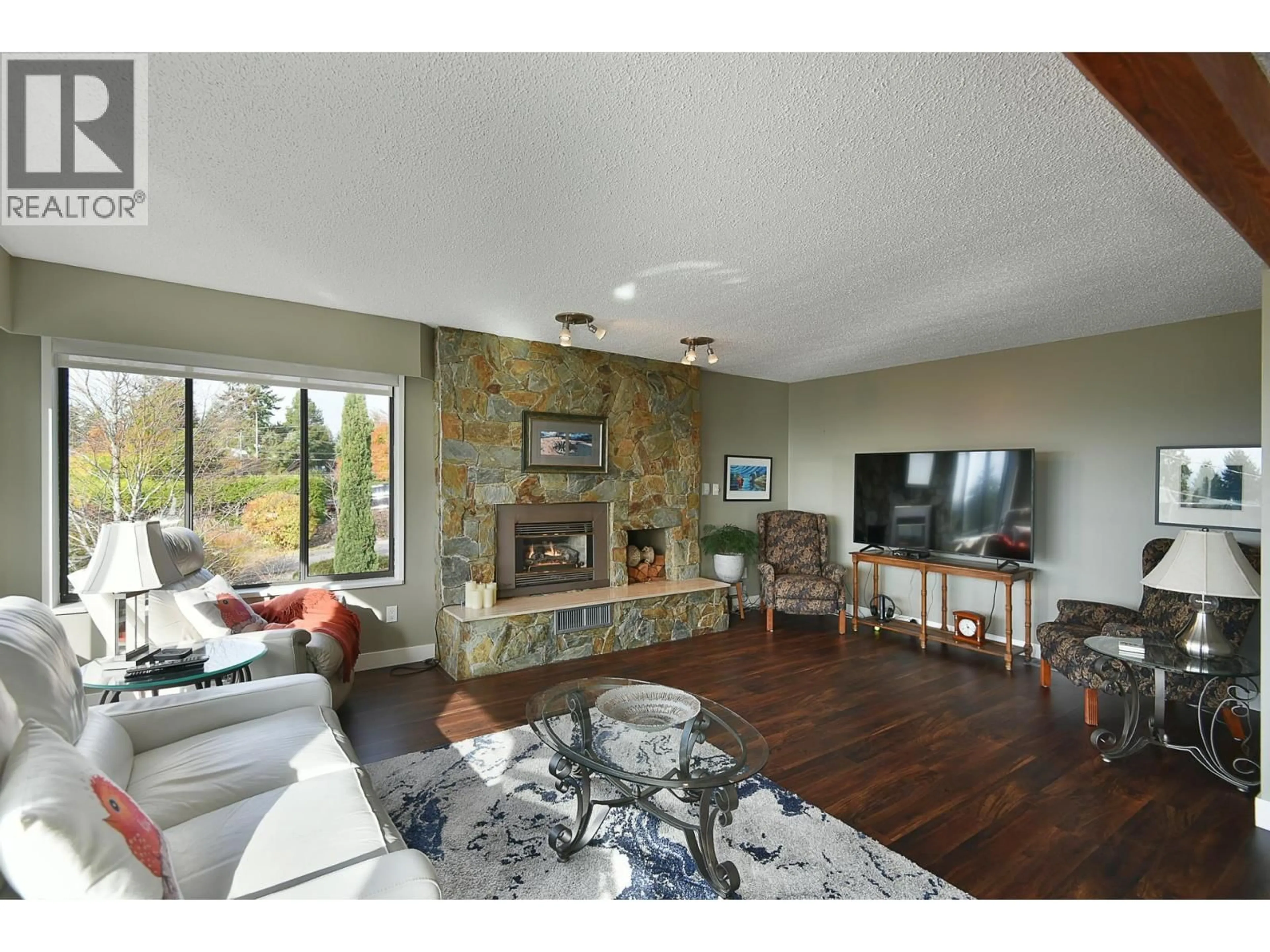 Living room with furniture, unknown for 4926 LAUREL AVENUE, Sechelt British Columbia V7Z0B7