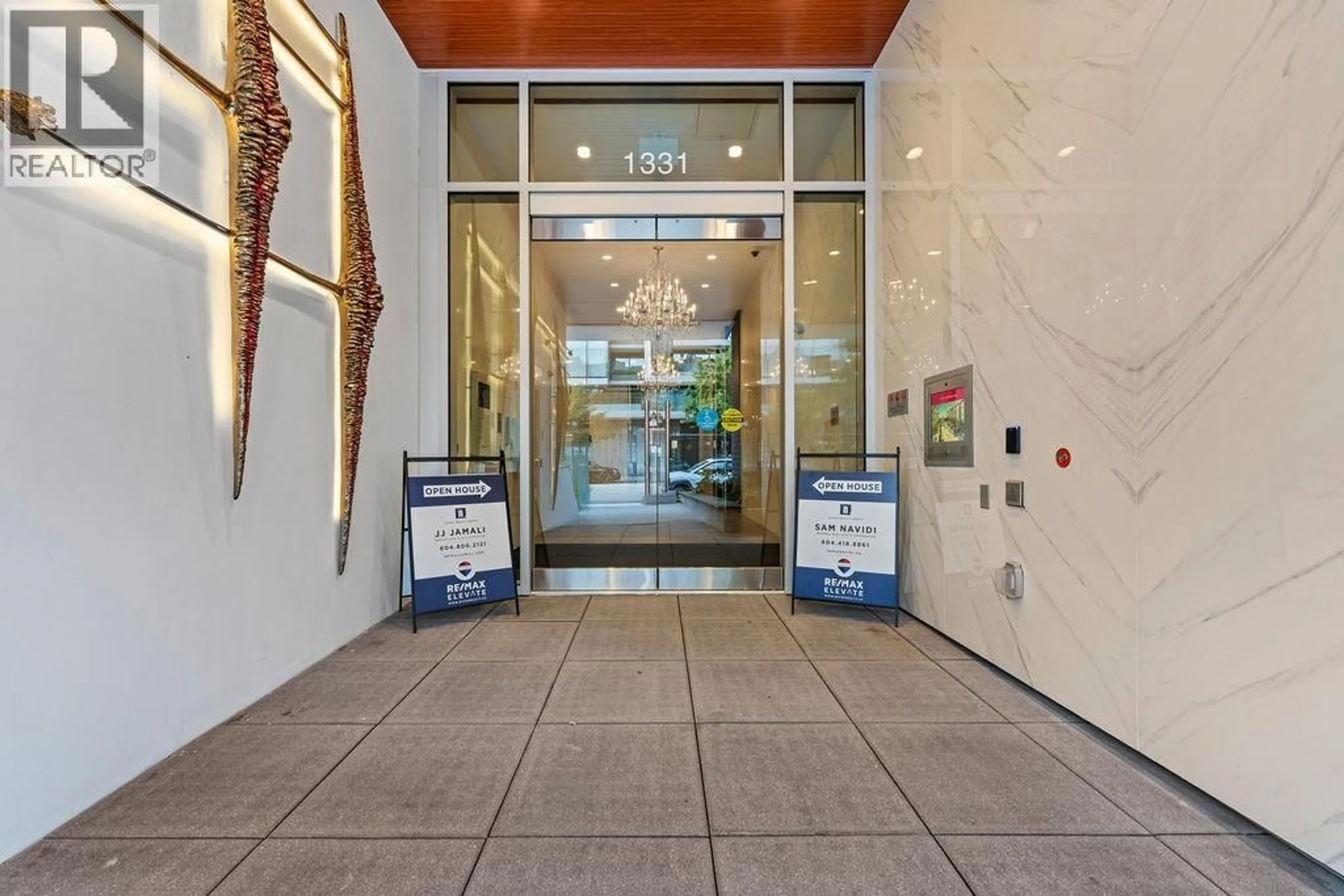 Indoor foyer for 301 - 1331 MARINE DRIVE, West Vancouver British Columbia V7T1B6