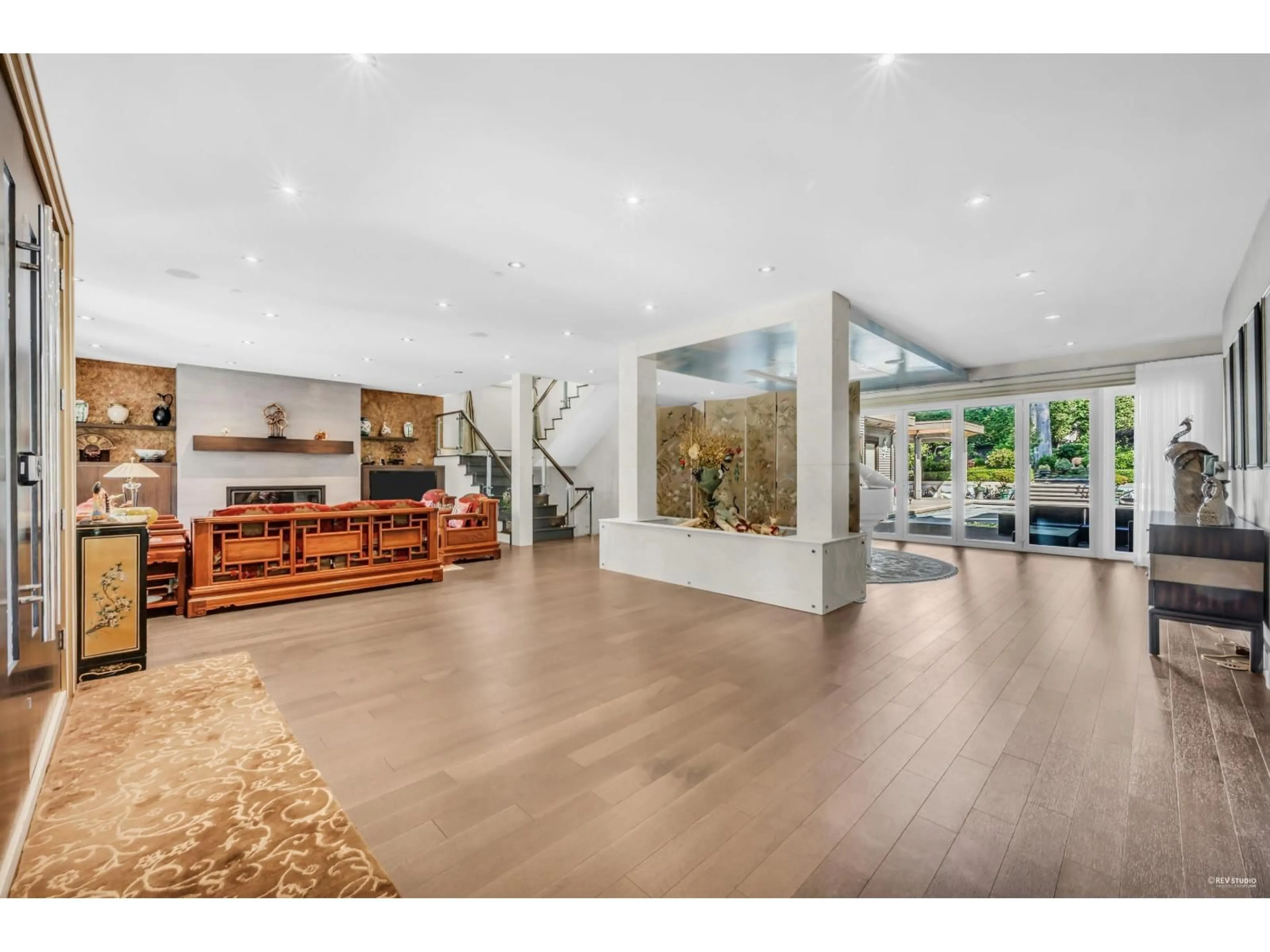 Indoor foyer for 13657 MARINE, White Rock British Columbia V4B1A3