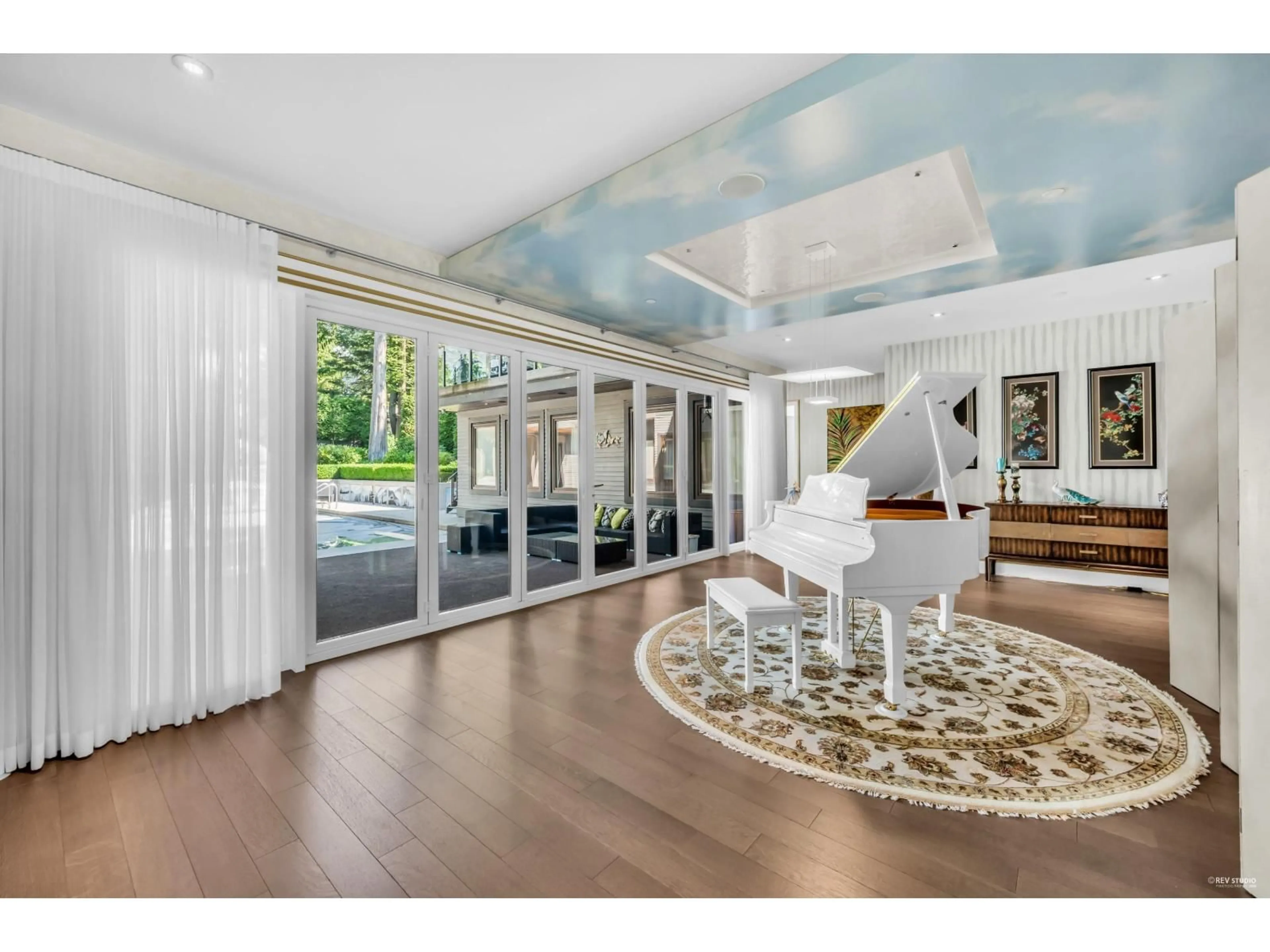 Indoor foyer for 13657 MARINE, White Rock British Columbia V4B1A3