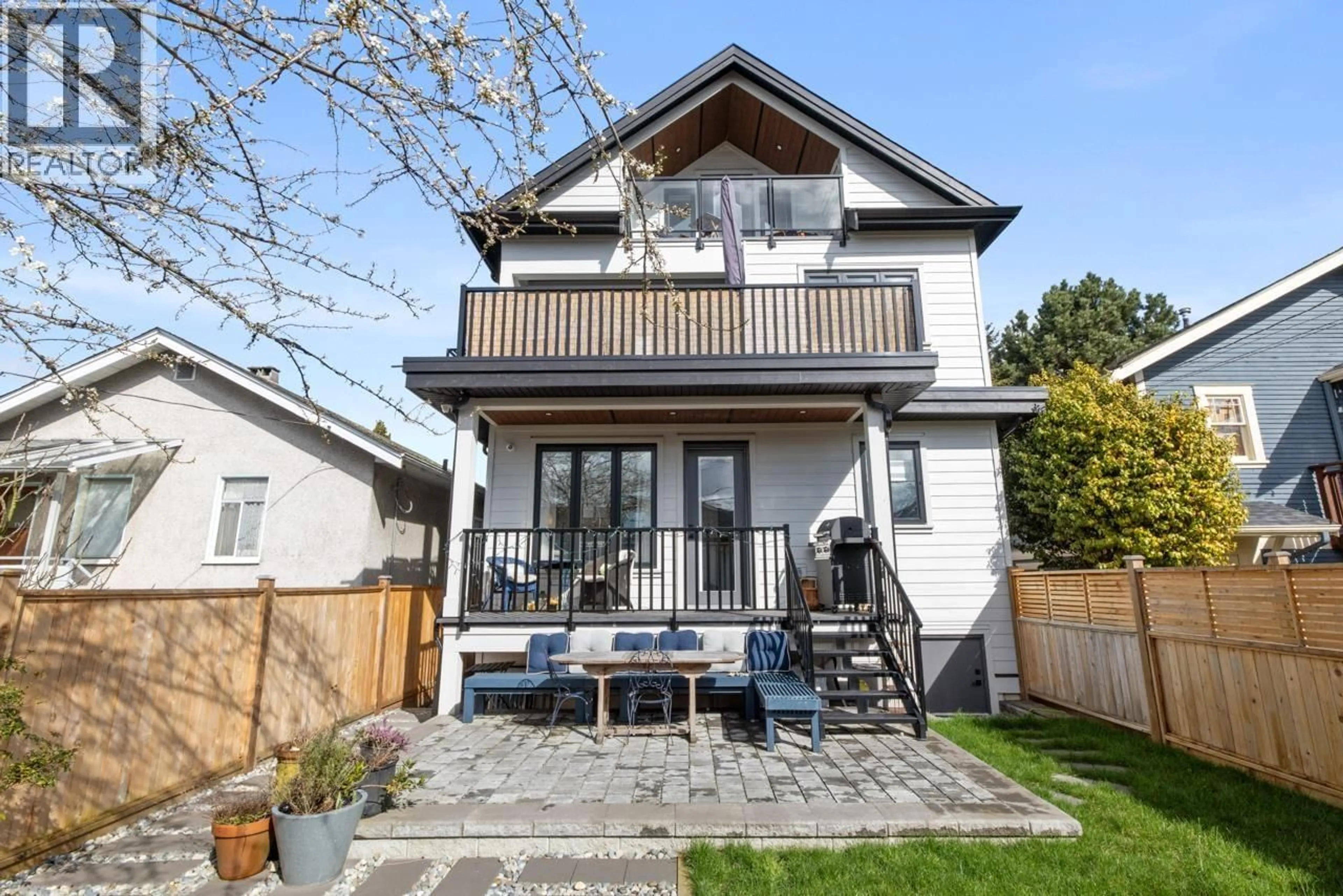Home with vinyl exterior material, street for 2558 DUNDAS STREET, Vancouver British Columbia V5K1P8