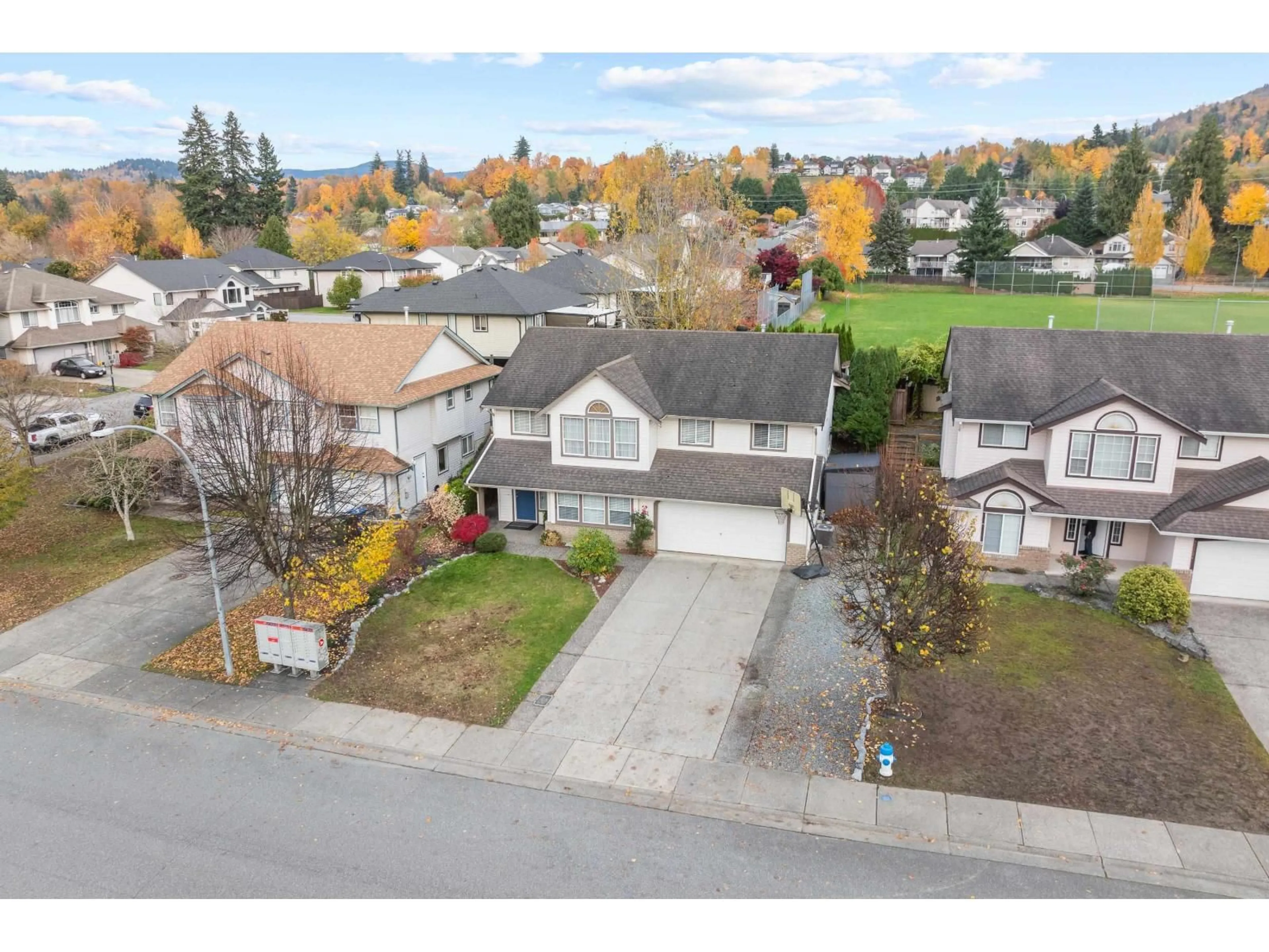 A pic from outside/outdoor area/front of a property/back of a property/a pic from drone, street for 35028 KOOTENAY, Abbotsford British Columbia V2S8C9